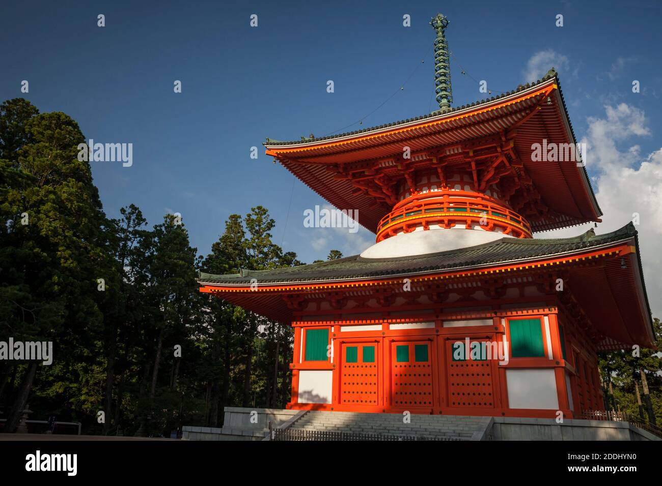 Vista horizontal en ángulo bajo de Dai-to pagoda (Konpon Dai-to) en el complejo budista Danjo Garan (Garan), Koyasan, Japón Foto de stock