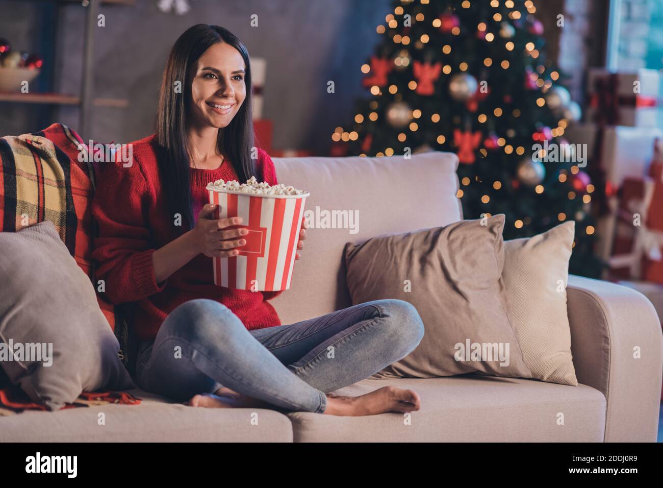 Foto de joven feliz mujer sonriente comer mantener pop cron ver tv