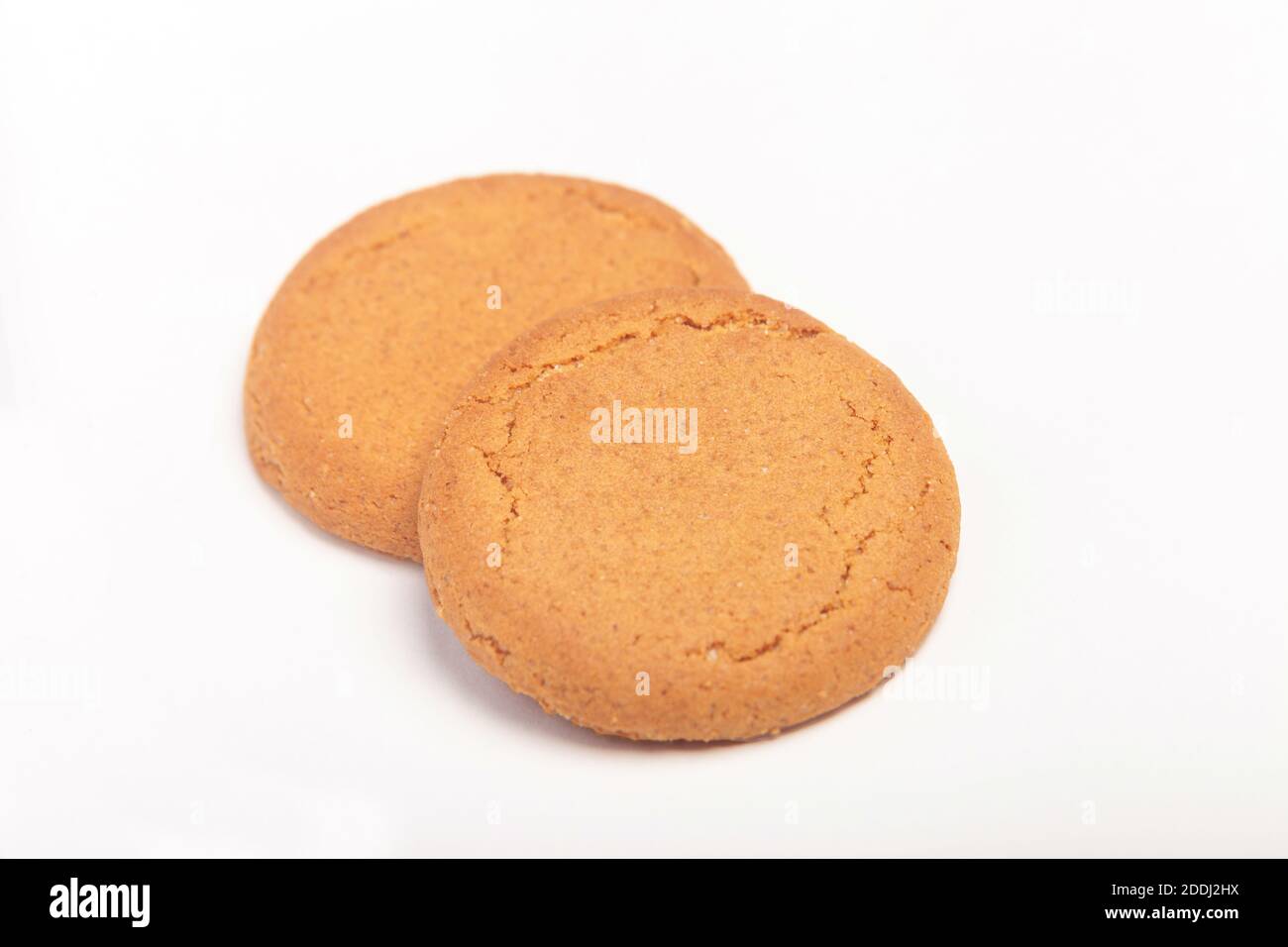 Dos galletas de nuez de jengibre sobre un fondo blanco Foto de stock