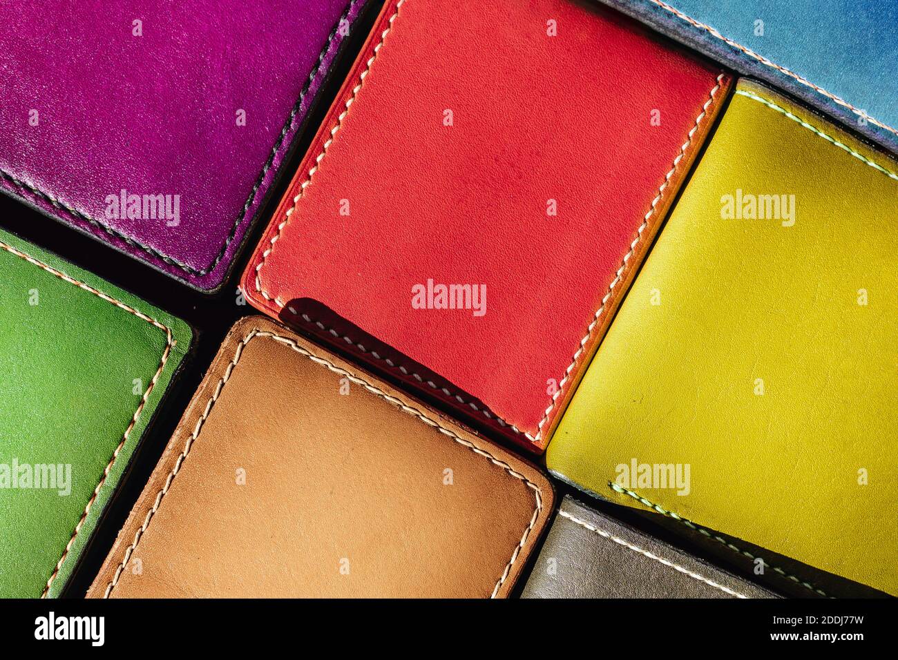 Cartera de piel hecha a mano para hombre. Textura multicolor. de cuero Fotografía de stock - Alamy