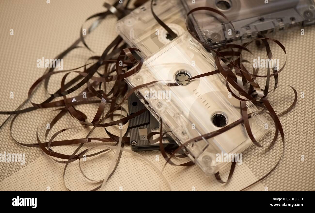 Cintas de audio antiguas con cintas dispersas y enredadas Foto de stock