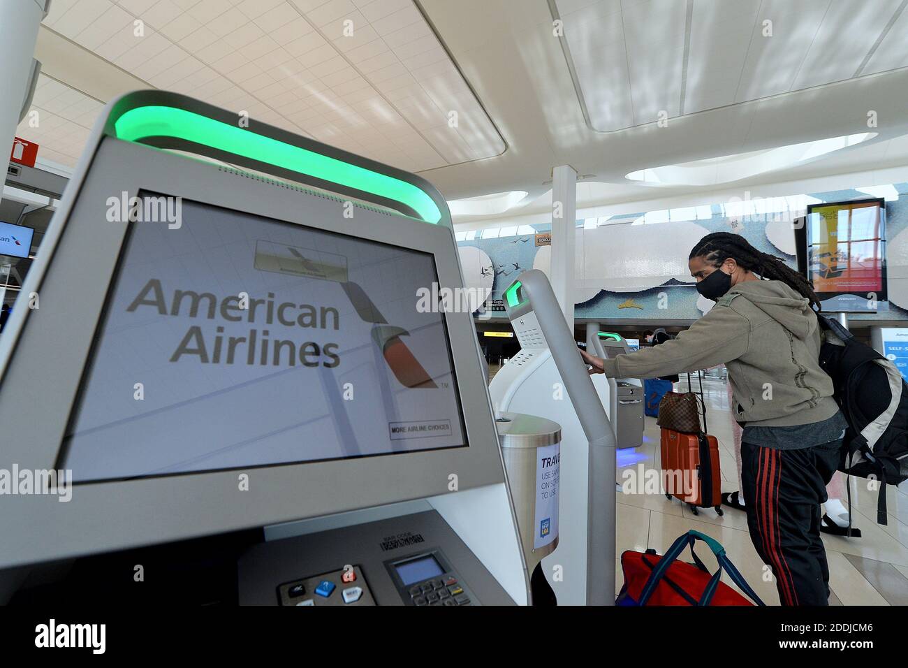 Ciudad de Nueva York, EE.UU. 25 de noviembre de 2020. Un viajero utiliza un  quiosco electrónico para facturar para un vuelo en American Airlines en la  Terminal B del Aeropuerto de LaGuardia