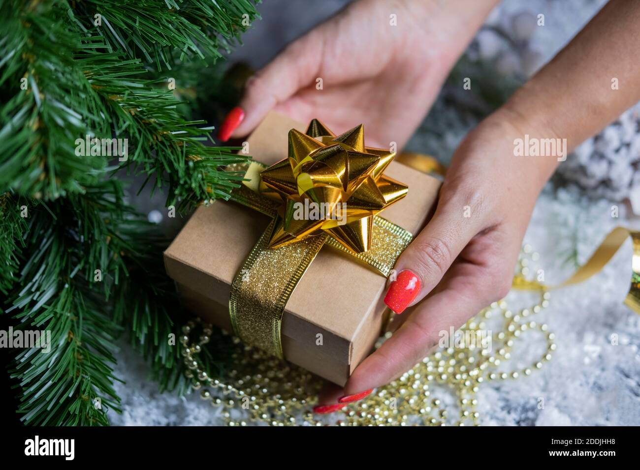 Sorpresa De Navidad Mujer Amorosa Dando Regalos Al Marido Foto de archivo -  Imagen de suéter, novia: 161285838