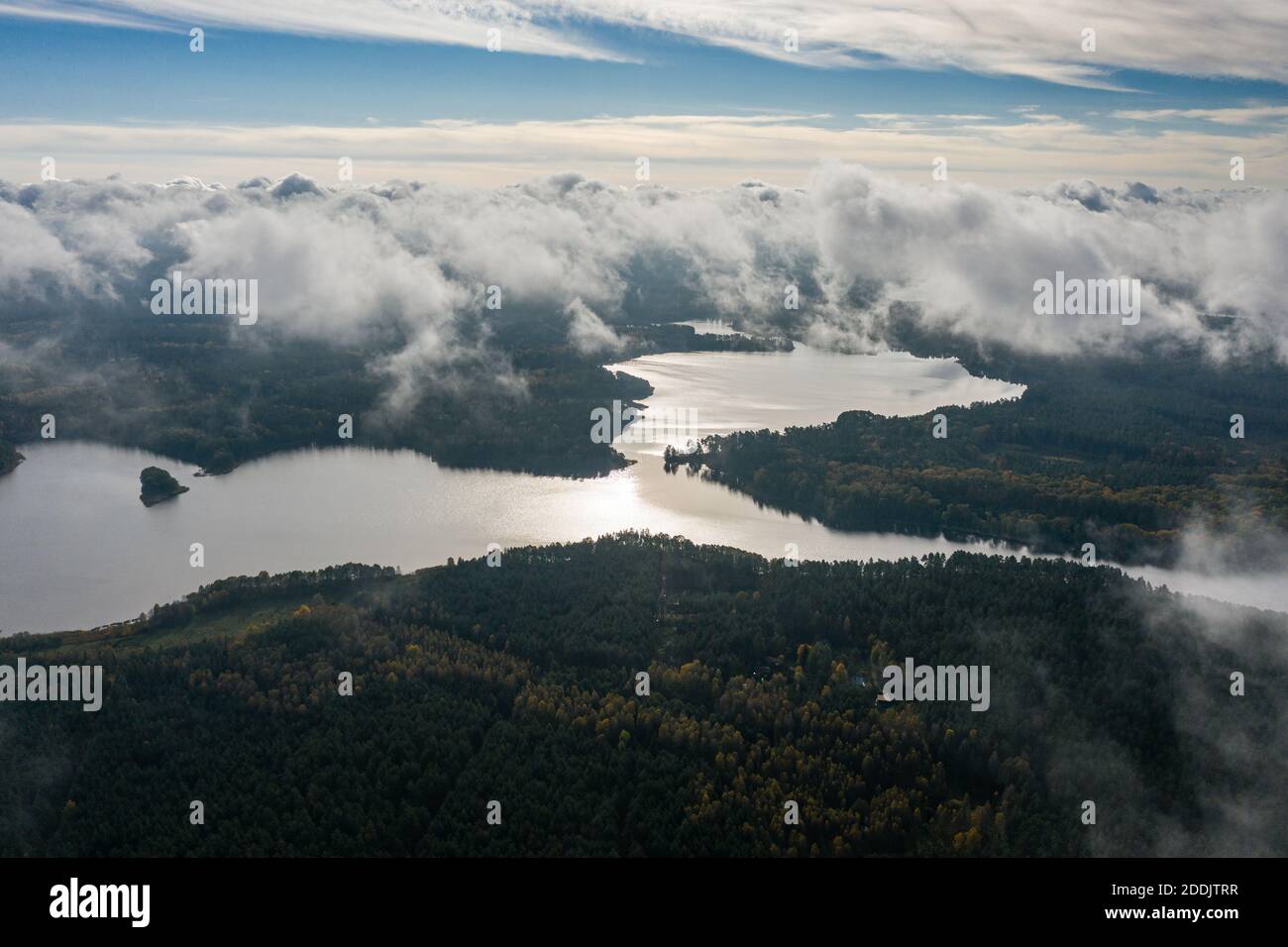 Vista aérea del lago y las nubes abajo Foto de stock