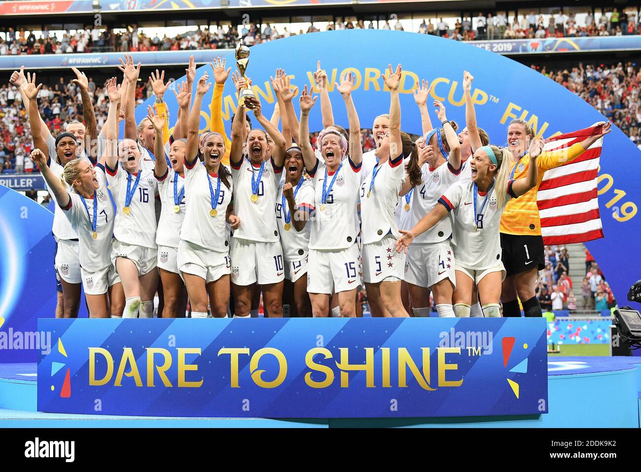 jugadores de Levantan el trofeo después de la de la Copa Mundial Femenina de la FIFA Francia 2019 los Estados Unidos de América y los países Bajos en