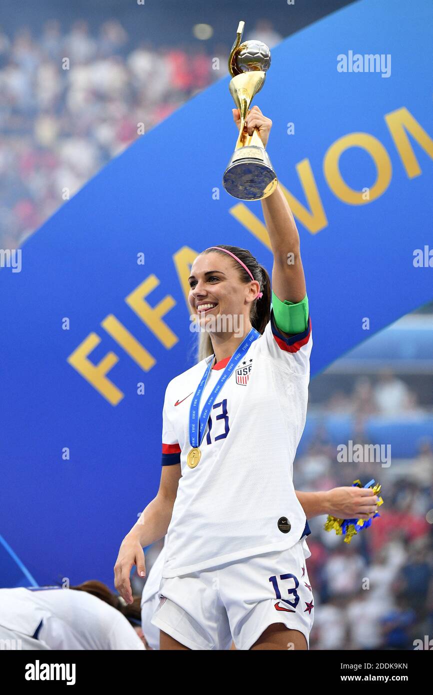 Alex Morgan, de celebra el trofeo de la Copa Mundial Femenina de la 2019 la final de la Copa Mundial Femenina de Francia entre la ganadora los Estados