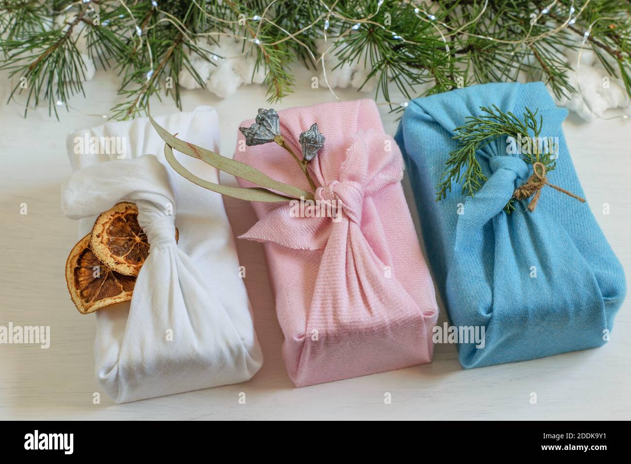 Sin residuos, cajas de regalo de Navidad hechas a mano en tela de  reutilización envueltas en el estilo tradicional japonés furoshiki.Diy  regalos libres de plástico hechos para la Navidad o Fotografía de