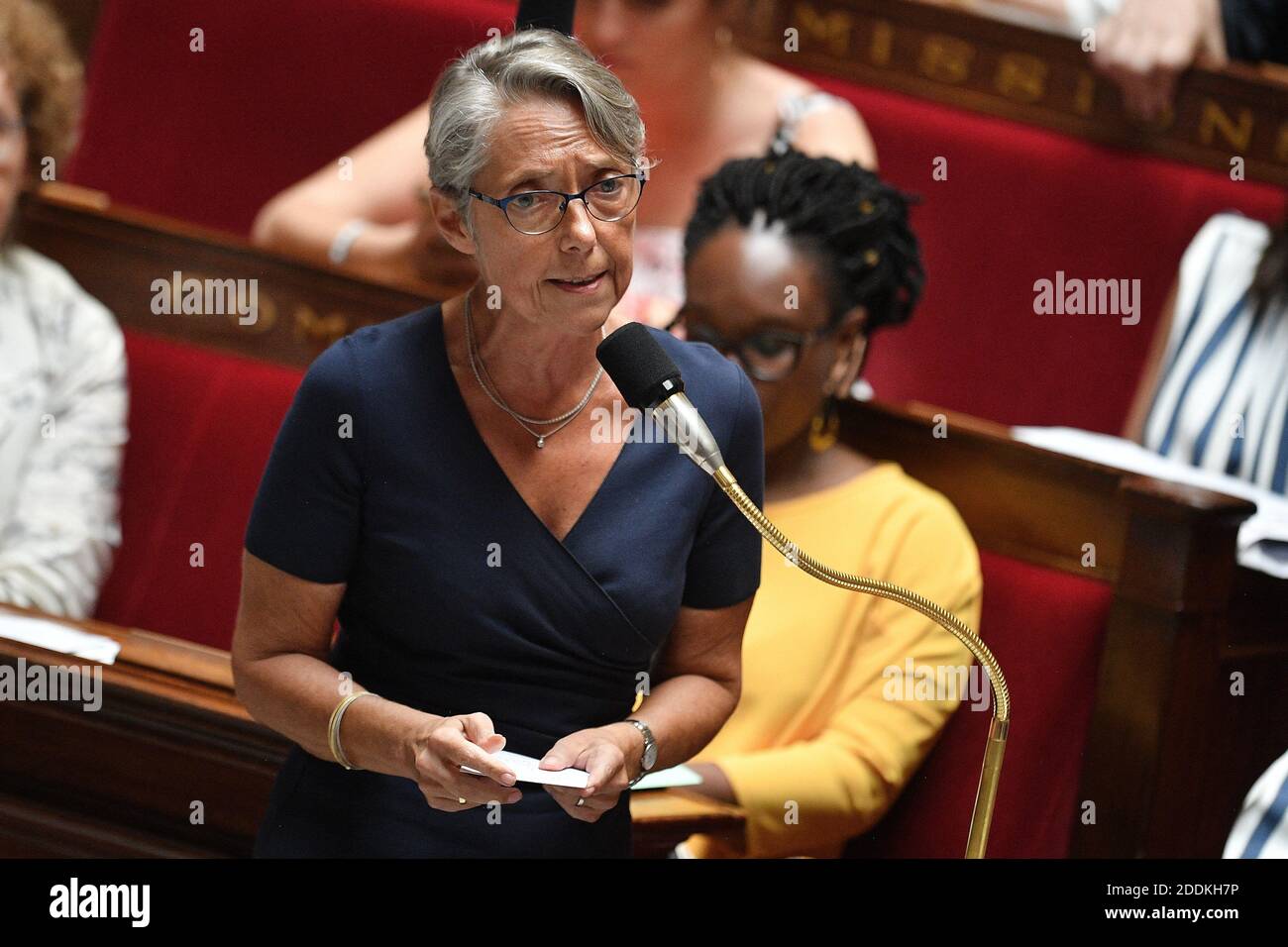 La Ministra de Medio Ambiente de Francia, Elisabeth borne, asiste a una  sesión de "Preguntas al Gobierno" en la Asamblea Nacional de Francia el 23  de julio de 2019 en París, Francia.Foto