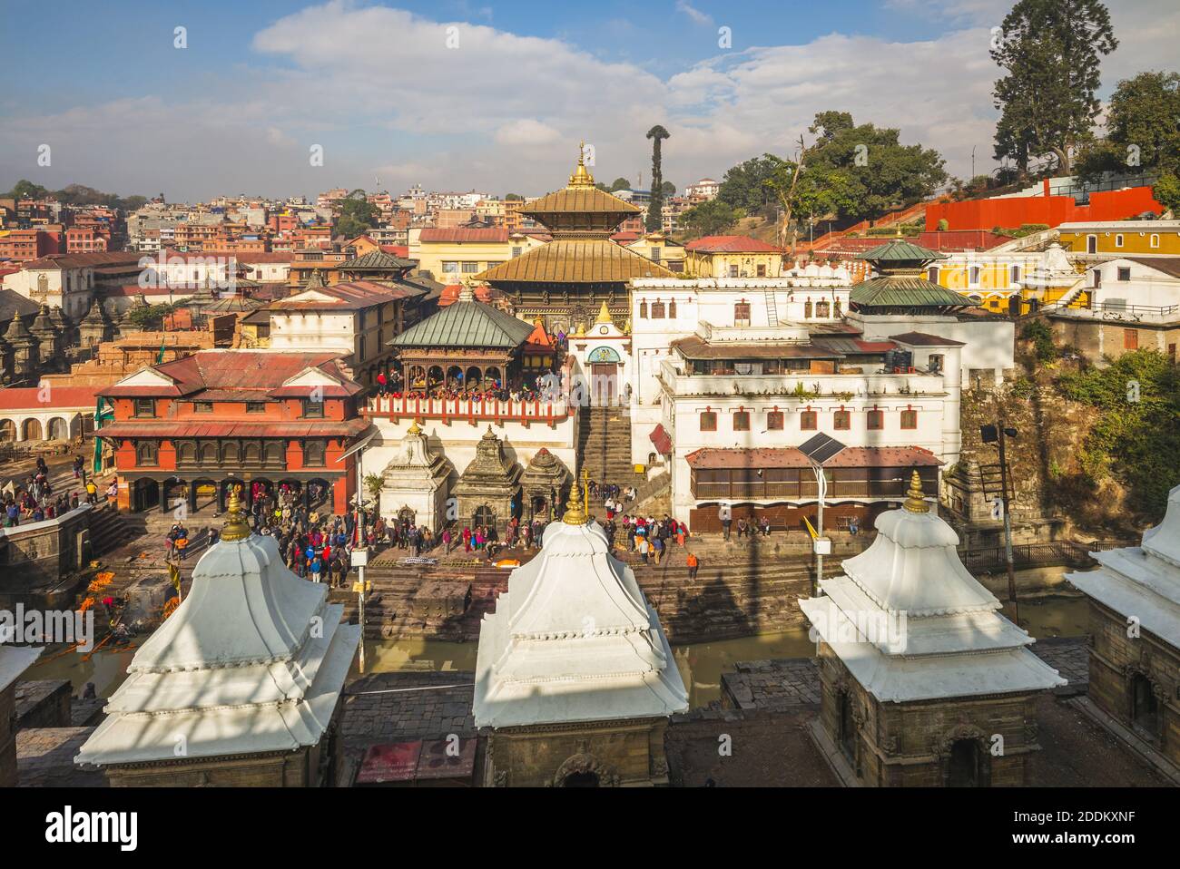 Templo Pashupatinath Por Bagmati, Katmandú, Nepal Foto de stock