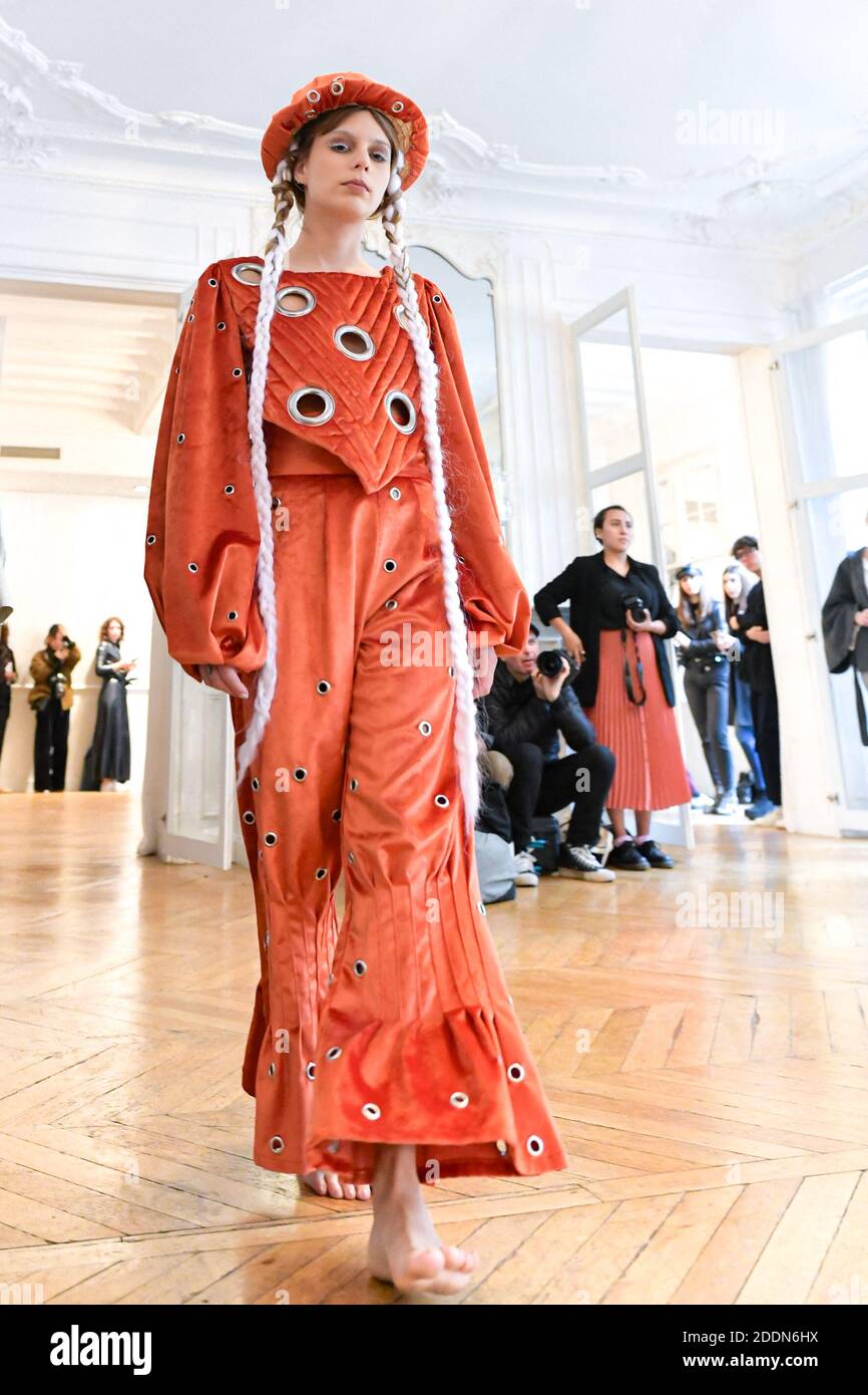 Modelos que muestran la colección Mimii Primavera/Verano 2020 como parte de  Paris Fashion Week en París, Francia el 25 de septiembre de 2019. Foto de  JanaCallmeJ/ABACAPRESS.COM Fotografía de stock - Alamy