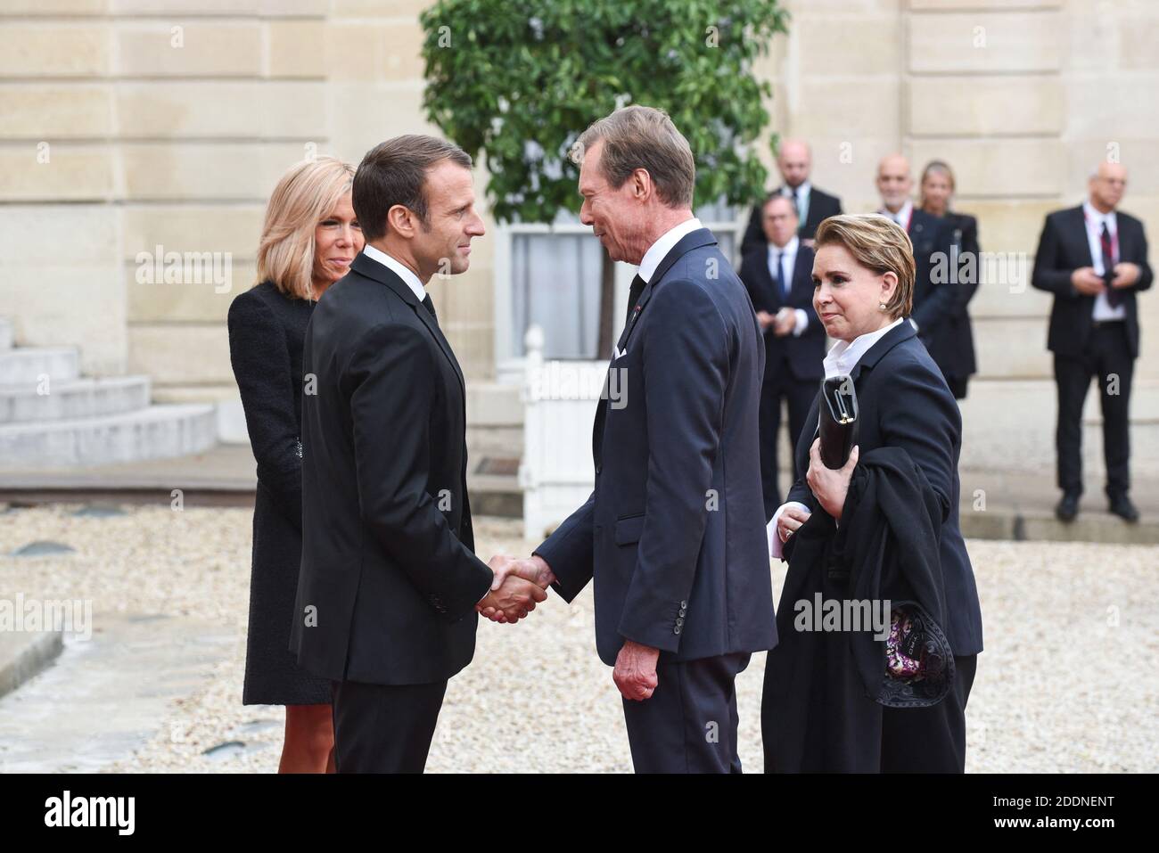 El presidente francés Emmanuel Macron y la primera Dama Brigitte Macron dan  la bienvenida al rey de Luxemburgo Henri y a su esposa María Teresa Mestre  antes de un almuerzo presidencial en