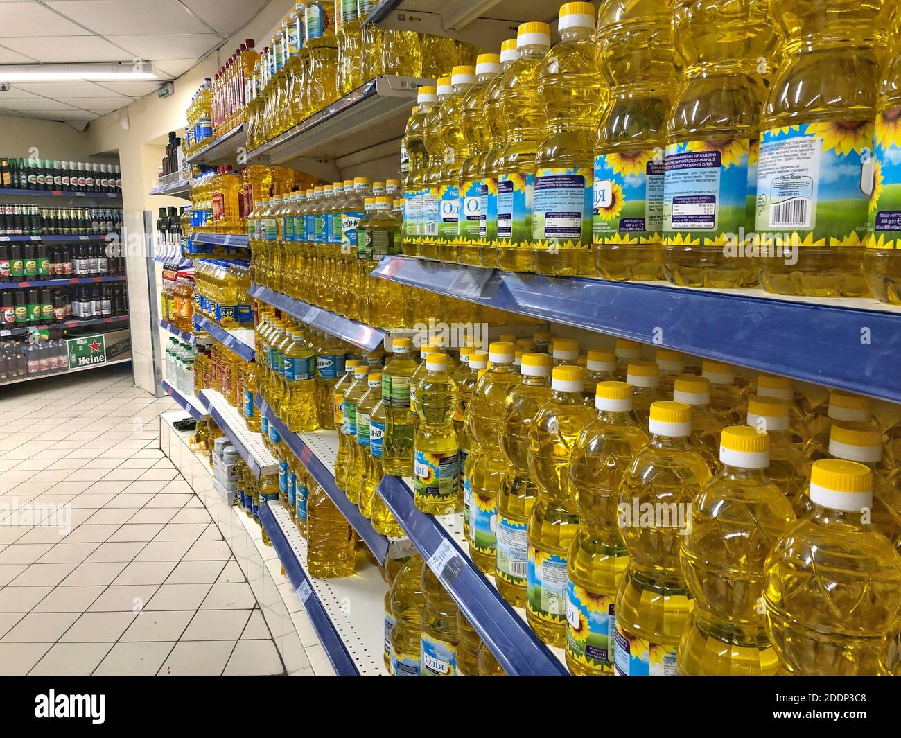 Kiev, Ucrania - Septiembre de 2019; Estantes de un supermercado que están llenos de botellas de aceite en Kiev, Ucrania Foto de stock