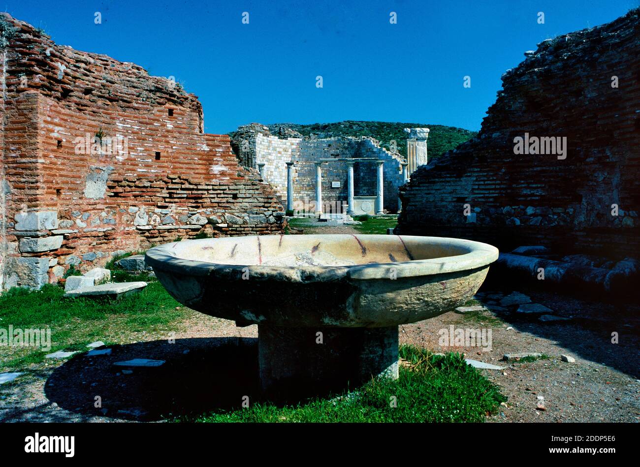 Fuente de mármol bautismal en la Basílica del Baptisterio de Santa María, o Iglesia de Santa María, Éfeso Turquía Foto de stock
