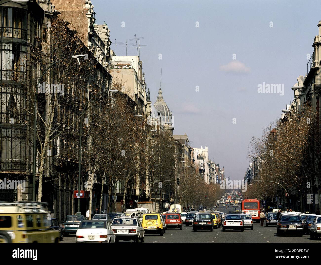 CALLE VELÁZQUEZ DESDE LA CALLE ALCALÁ (SU ARRANQUE) - FOTO AÑOS 80. Ubicación: EXTERIOR. MADRID. ESPAÑA. Foto de stock