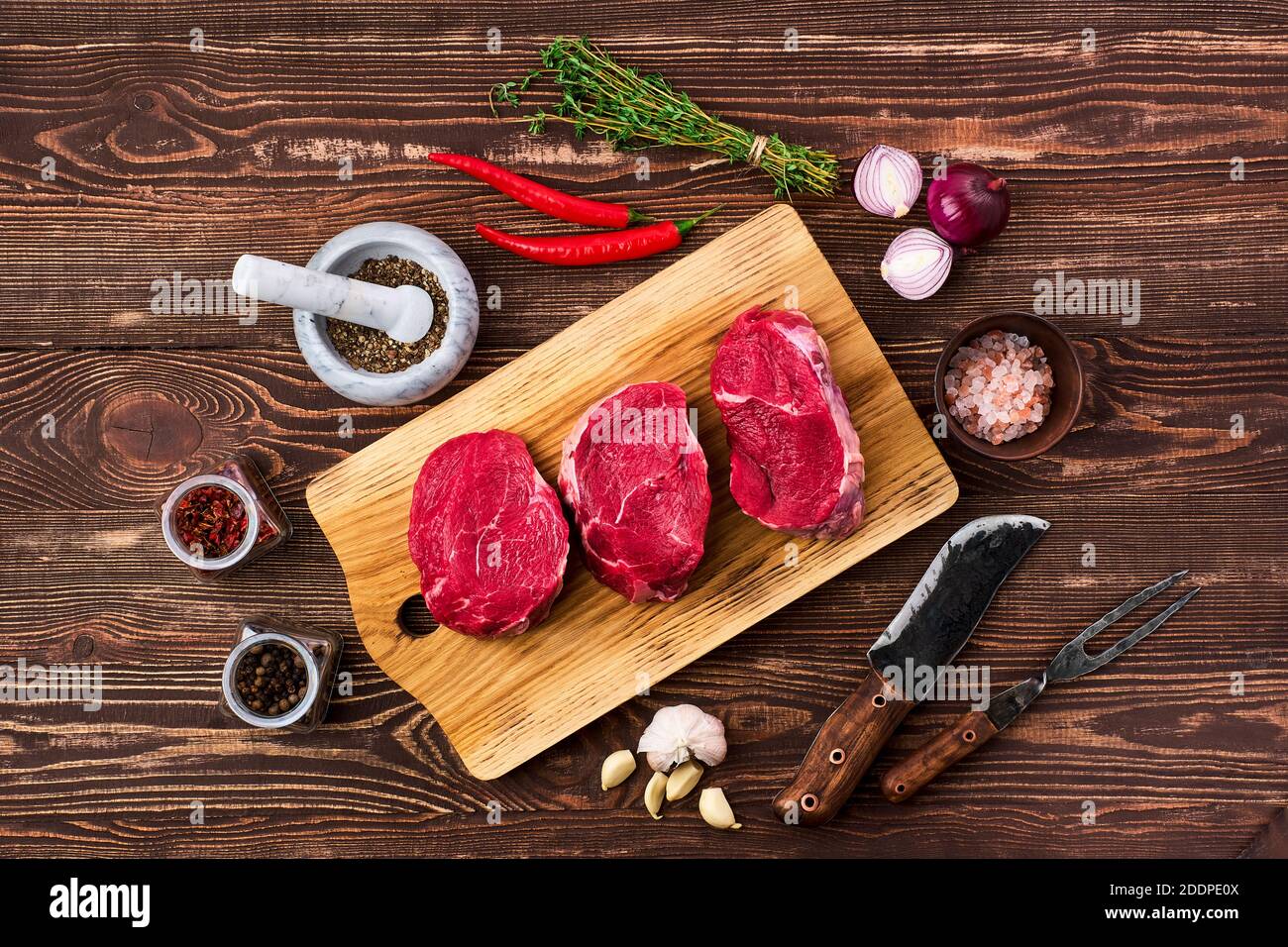 Vista superior de filete marinado de ternera mignon con especias mesa de madera Foto de stock