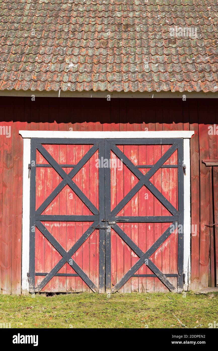 Puertas antiguas de un granero Fotografía de stock - Alamy
