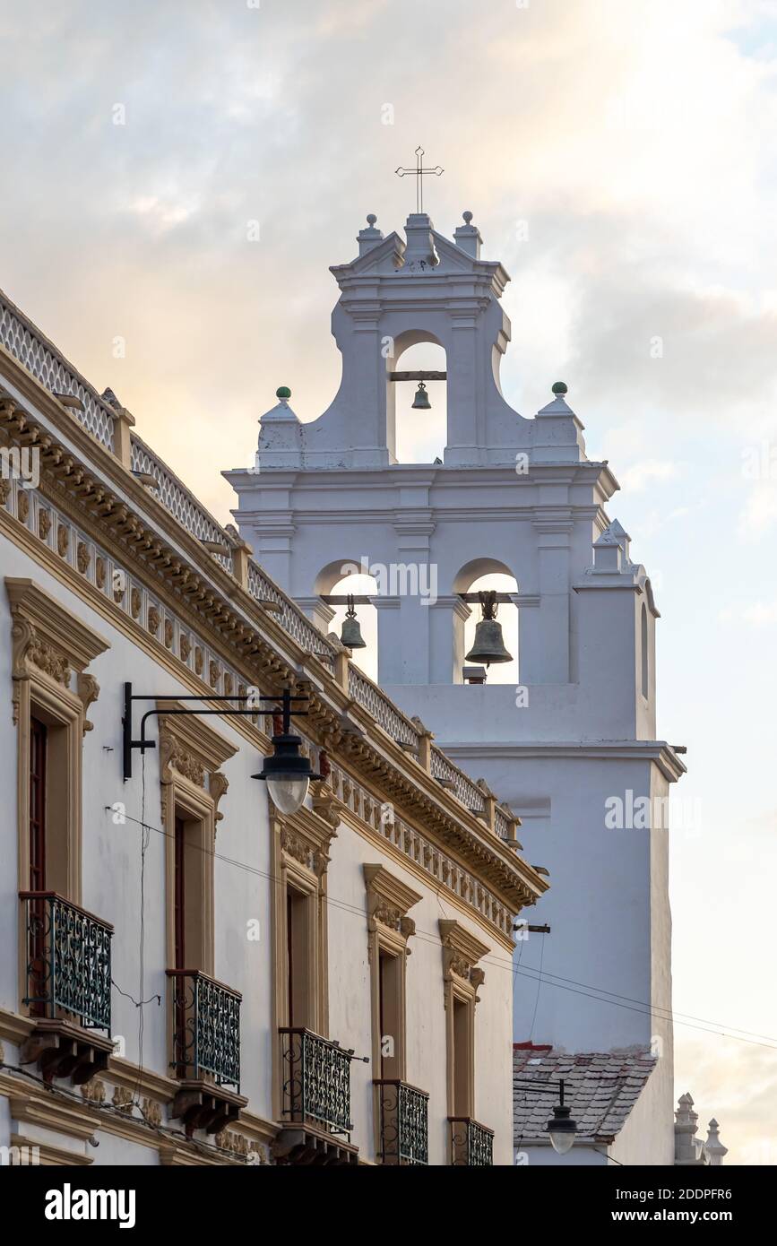 Vista del campanario de la iglesia de Sucre Foto de stock