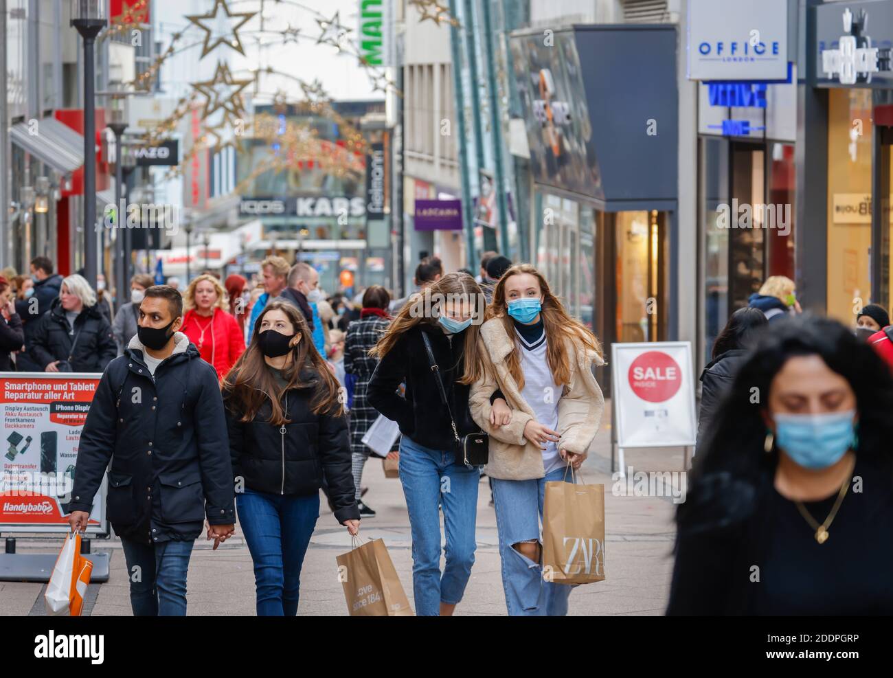 Essen, Ruhrgebiet, Nordrhein-Westfalen, Deutschland - Essener Innenstadt in Zeiten der Korona-Kise im zweiten Teil der Sperrung, Passanten mit und oh Foto de stock