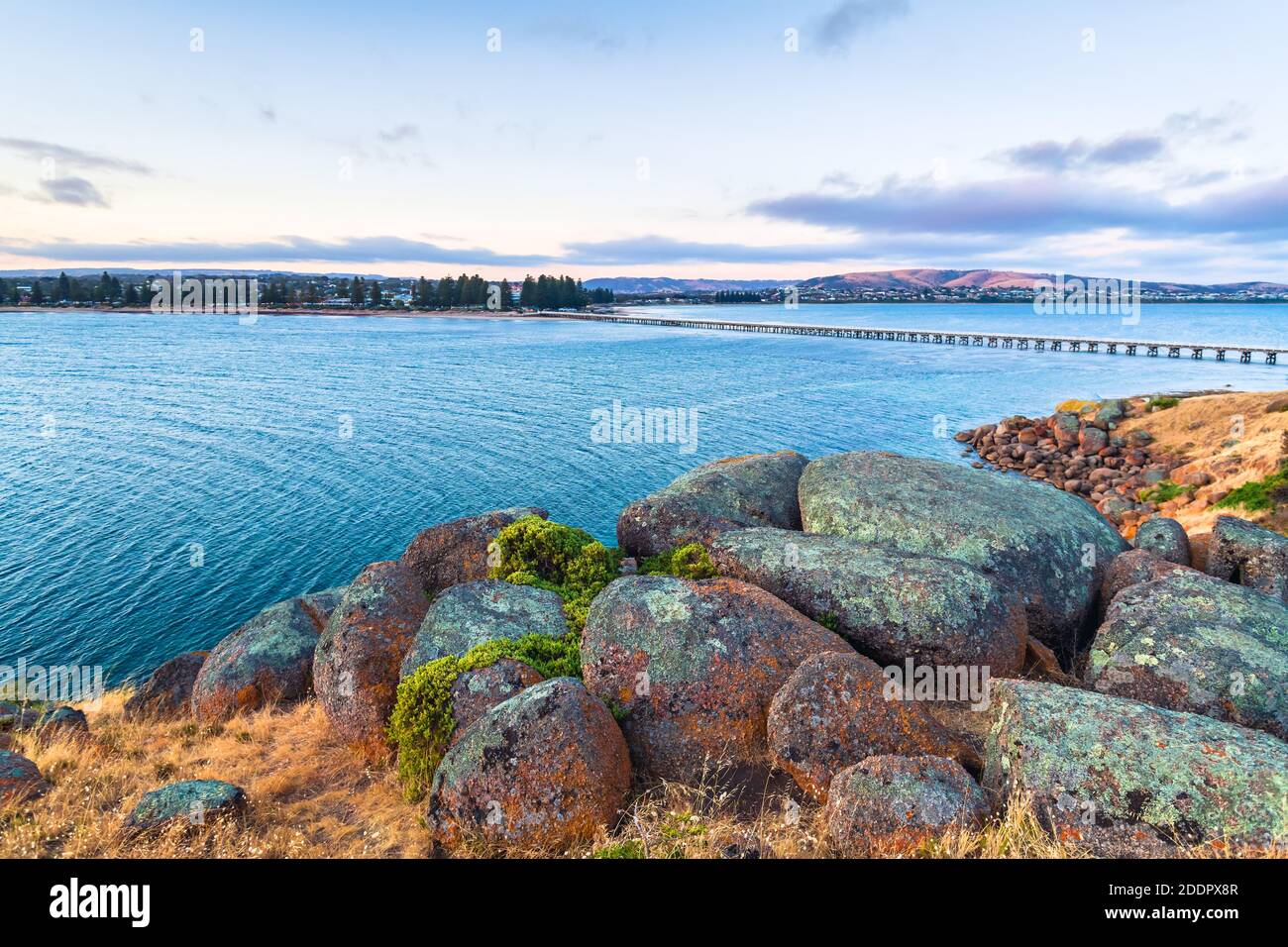 Isla de granito costa escarpada al atardecer, Puerto Victor, Australia del Sur Foto de stock