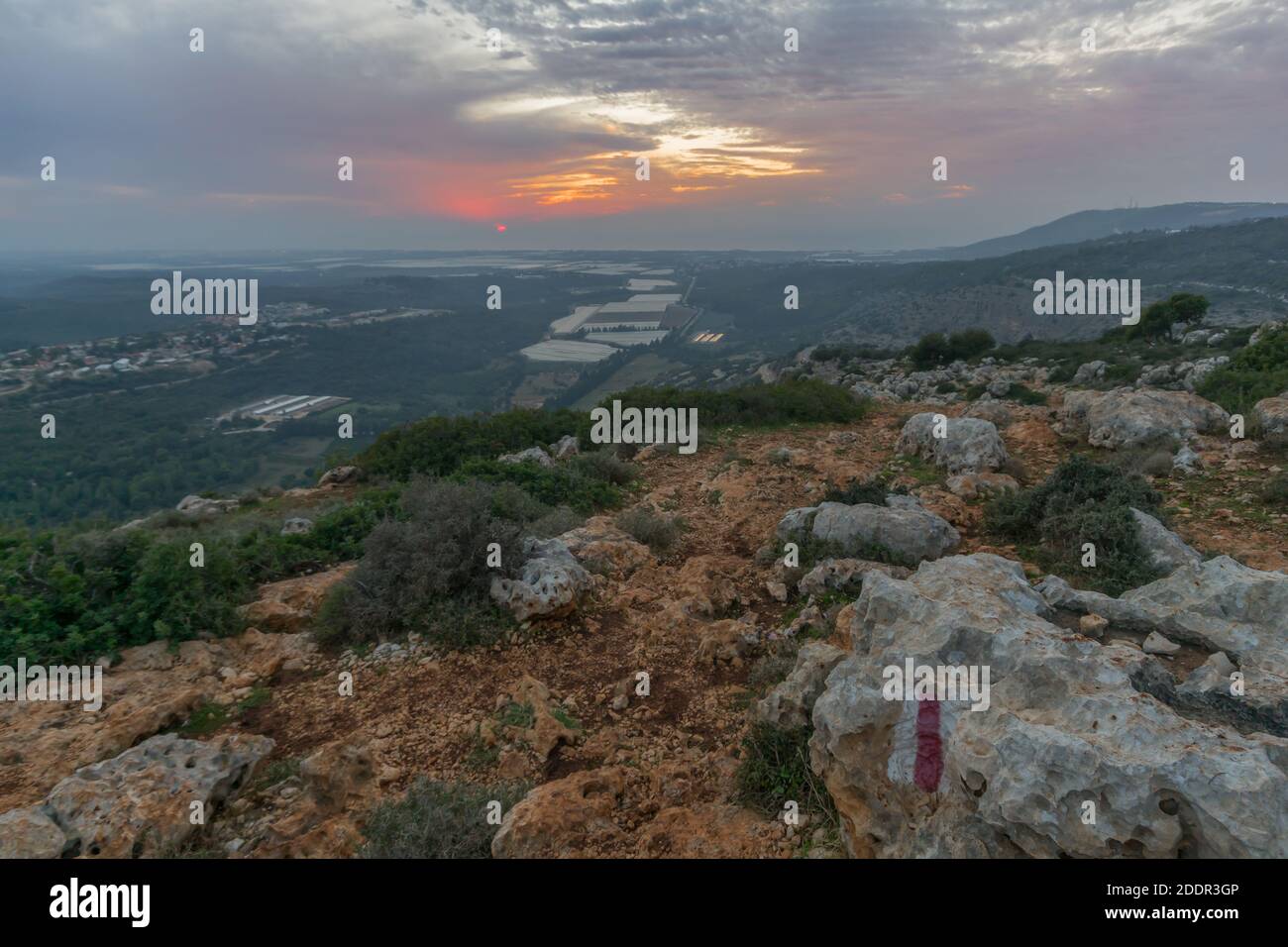 Vista al atardecer del paisaje de Galilea occidental, con el mar Mediterráneo, en el Parque Adamit, en el norte de Israel Foto de stock
