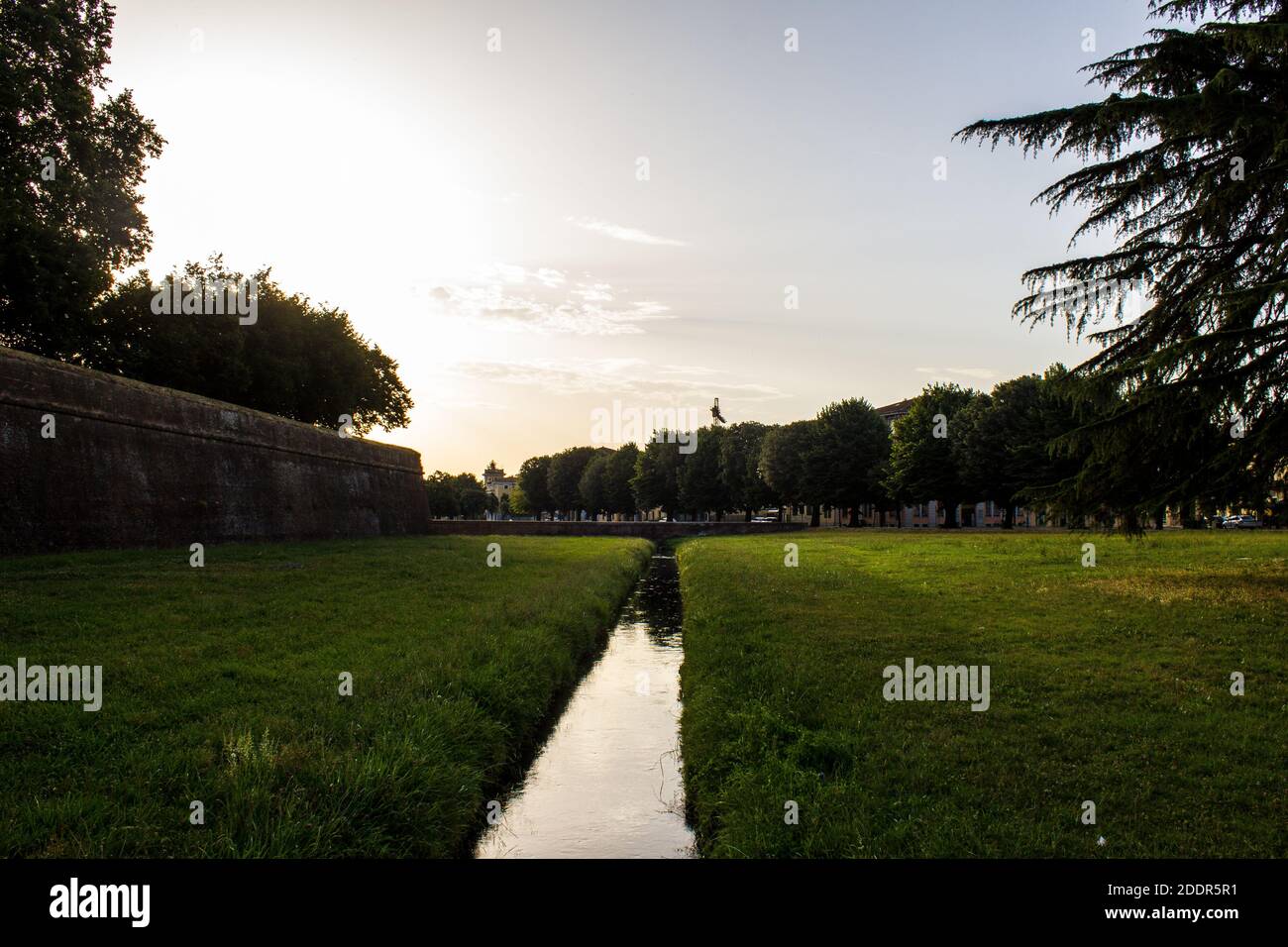 Lucca, Italia - 9 de julio de 2017: Canal en el Parque fuera de las murallas de la ciudad en un día de verano Foto de stock
