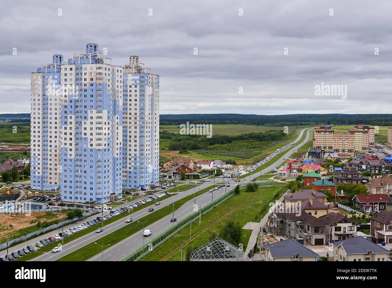 Perm, Rusia - 21 de junio de 2020: La ruta Spur sale de la ciudad a través de una zona suburbana y de cercanías Foto de stock