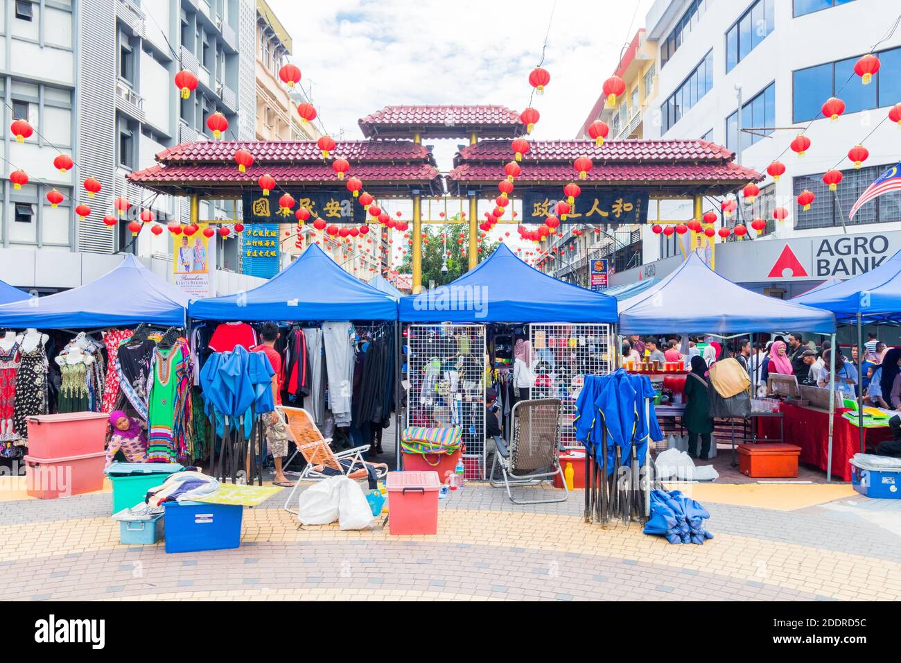 Animado mercado dominical de la calle Gaya en Kota Kinabalu, Malasia Foto de stock