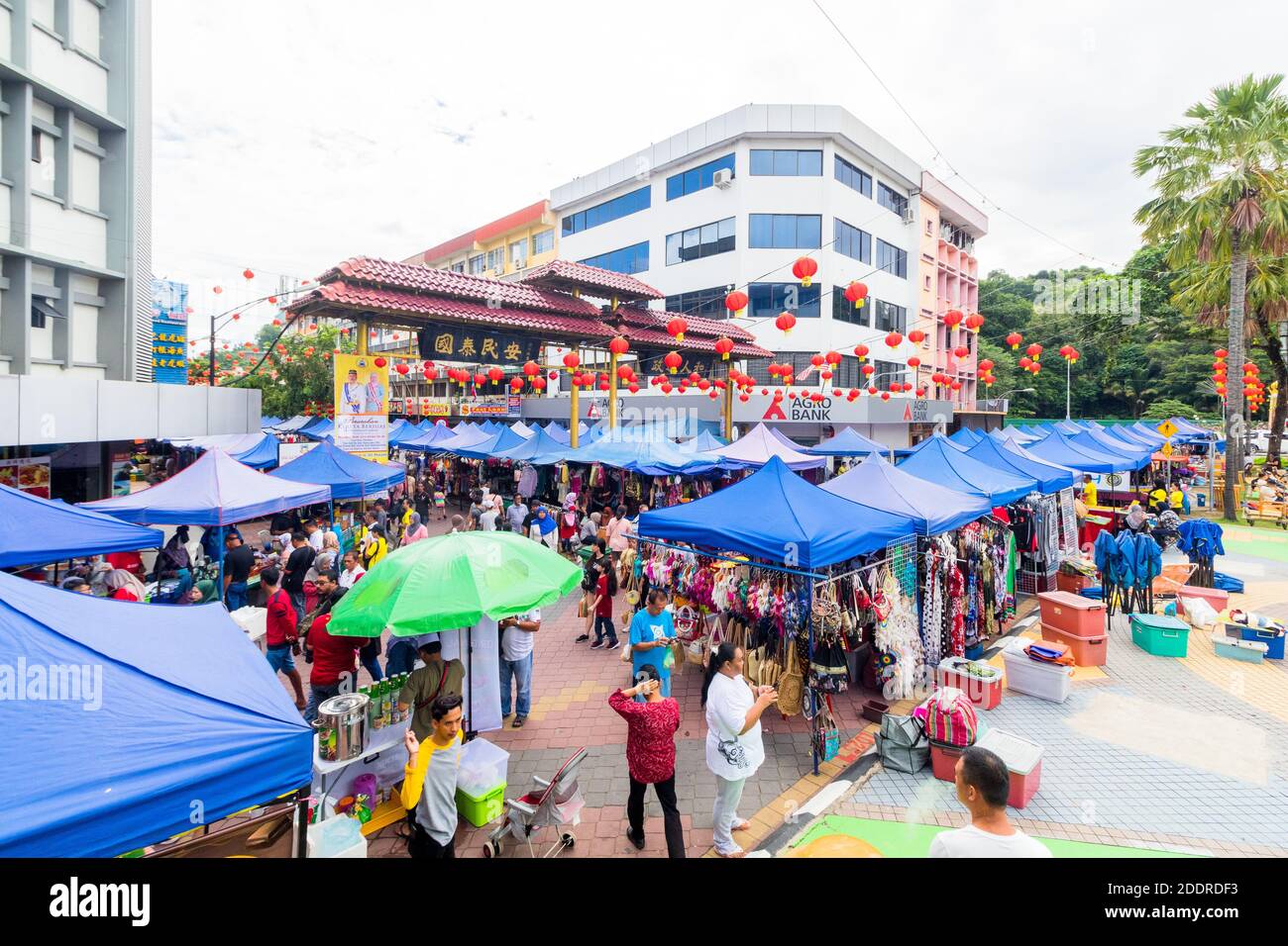 Animado mercado dominical de la calle Gaya en Kota Kinabalu, Malasia Foto de stock