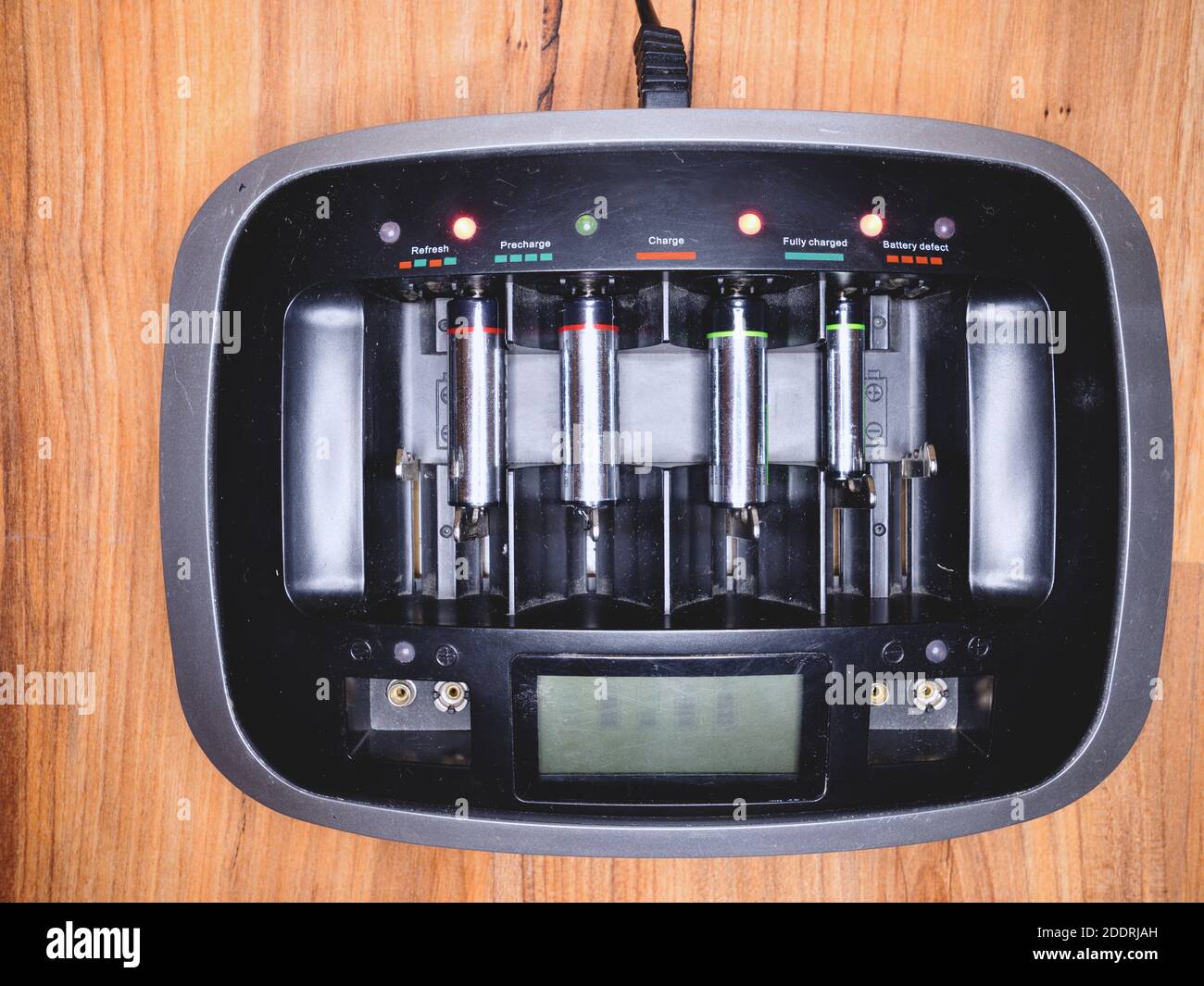 Visualización del estado de la batería ni-Mh doméstica, significa cargador  del acumulador. Sustitución económica y ecológica de pilas alcalinas. Salva  la naturaleza Fotografía de stock - Alamy