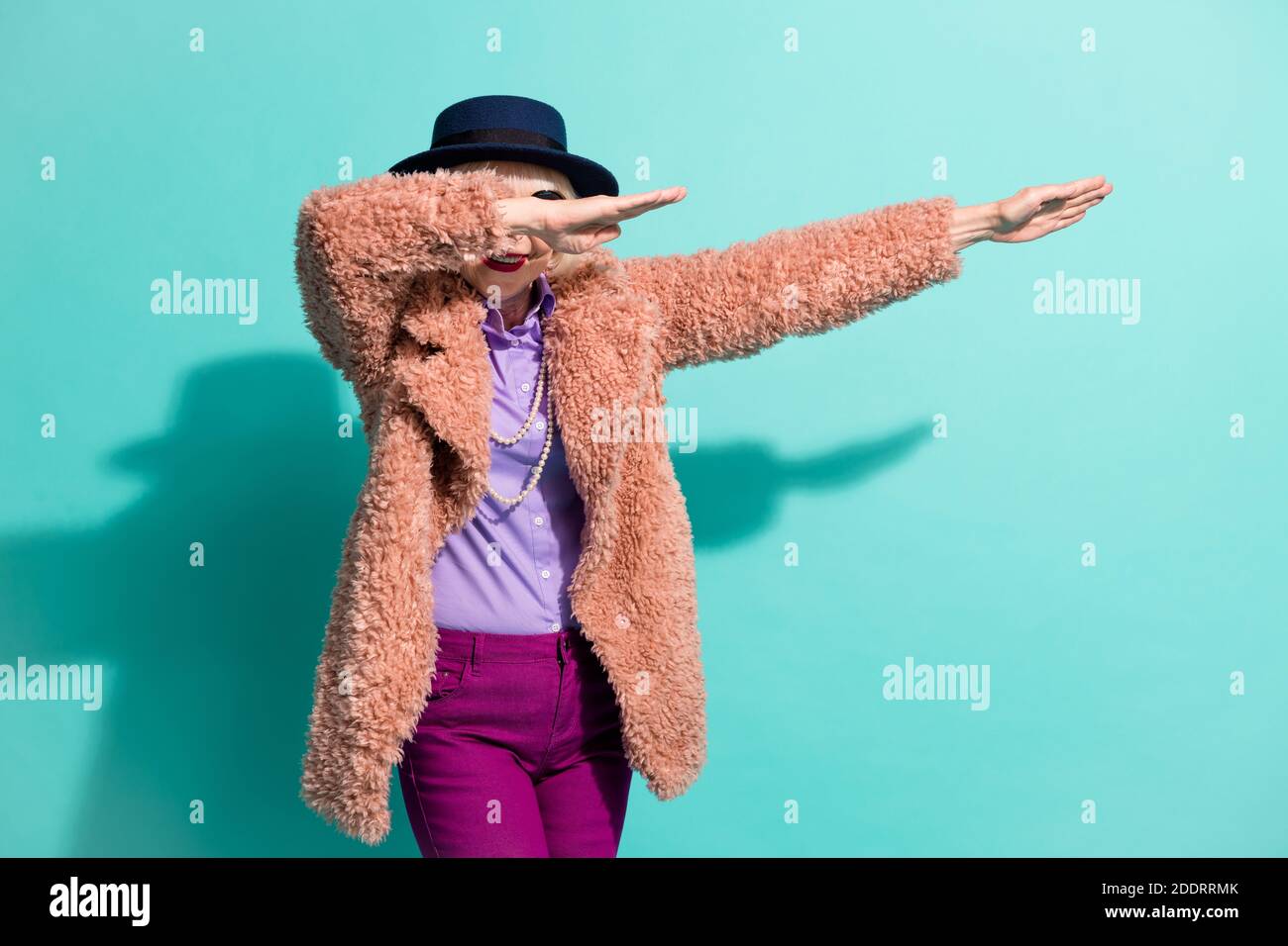 Foto de la señora mayor divertida vestir chaqueta retro ropa de cabeza  gafas baile aislado color verde azulado fondo Fotografía de stock - Alamy
