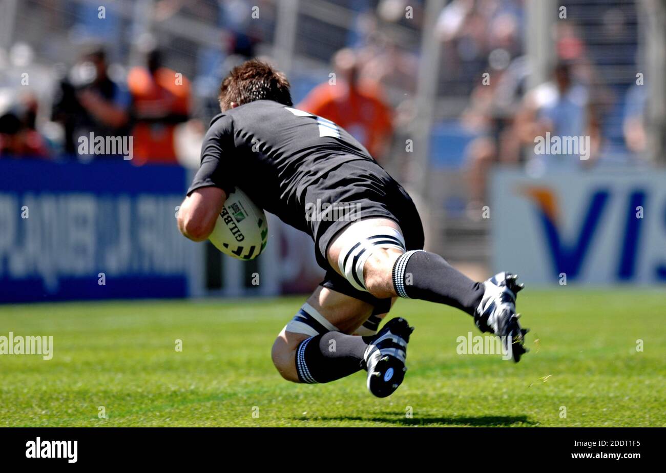 Todos los jugadores de rugby negro de Nueva zelanda realizar una prueba, durante la copa mundial de rugby de francia 2007 partido de Nueva Zelanda contra Italia, en Marsella. Foto de stock