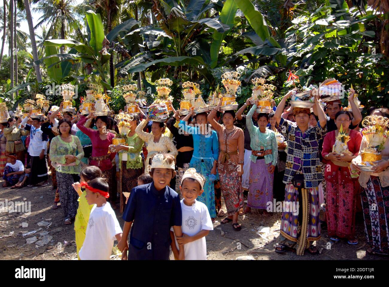 Mujeres con vestidos tradicionales, llevan ofertas para un funeral, en  Bali, Indonesia Fotografía de stock - Alamy