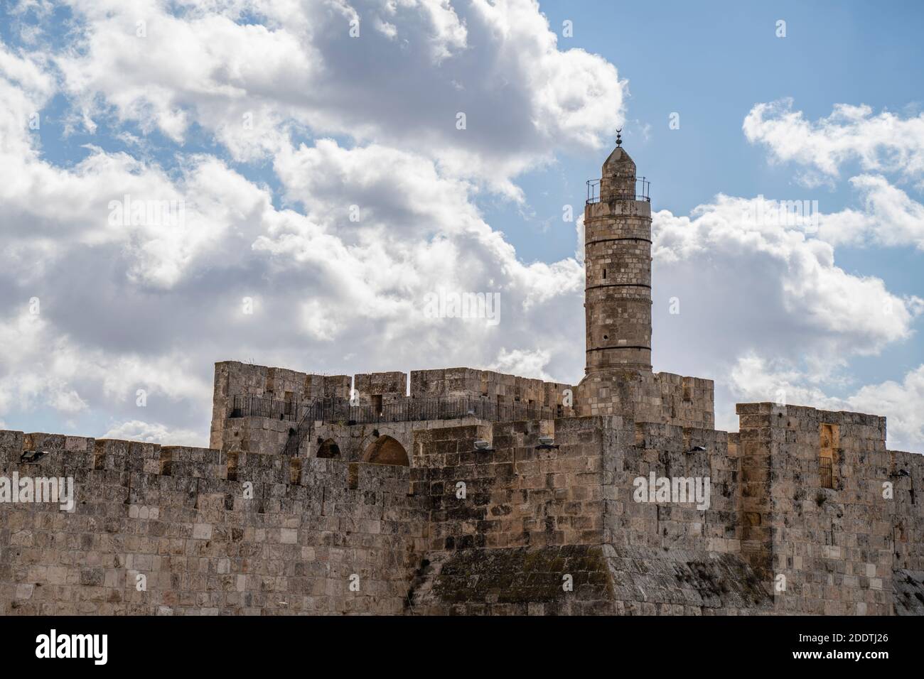 Jerusalén, Israel - 21 de noviembre de 2020: La torre de David en los muros de la antigua Jerusalén, Israel, en un día parcialmente nublado. Foto de stock