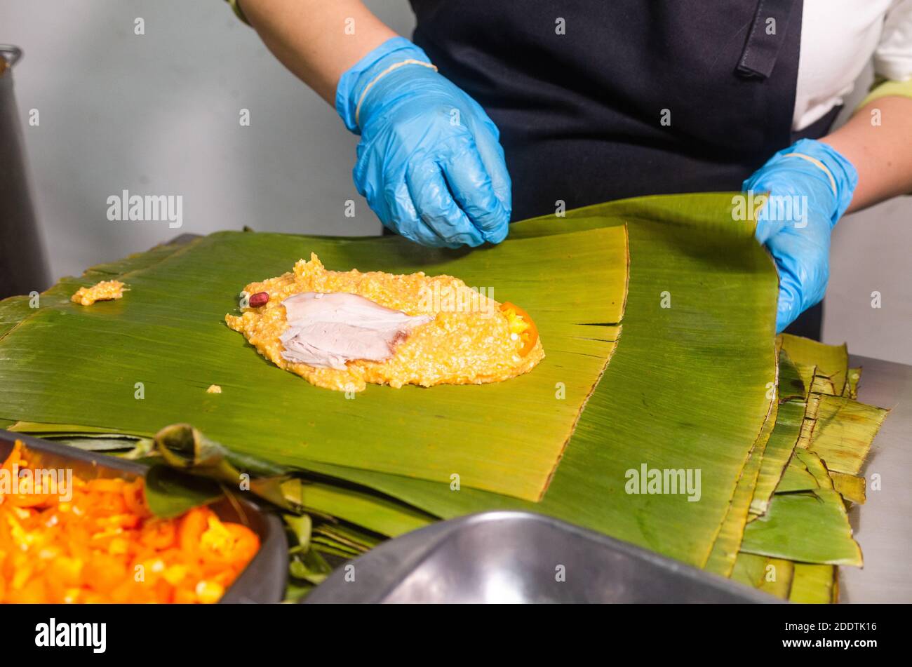 Receta peruana para preparar tamales con hojas de plátano y harina de maíz  Fotografía de stock - Alamy