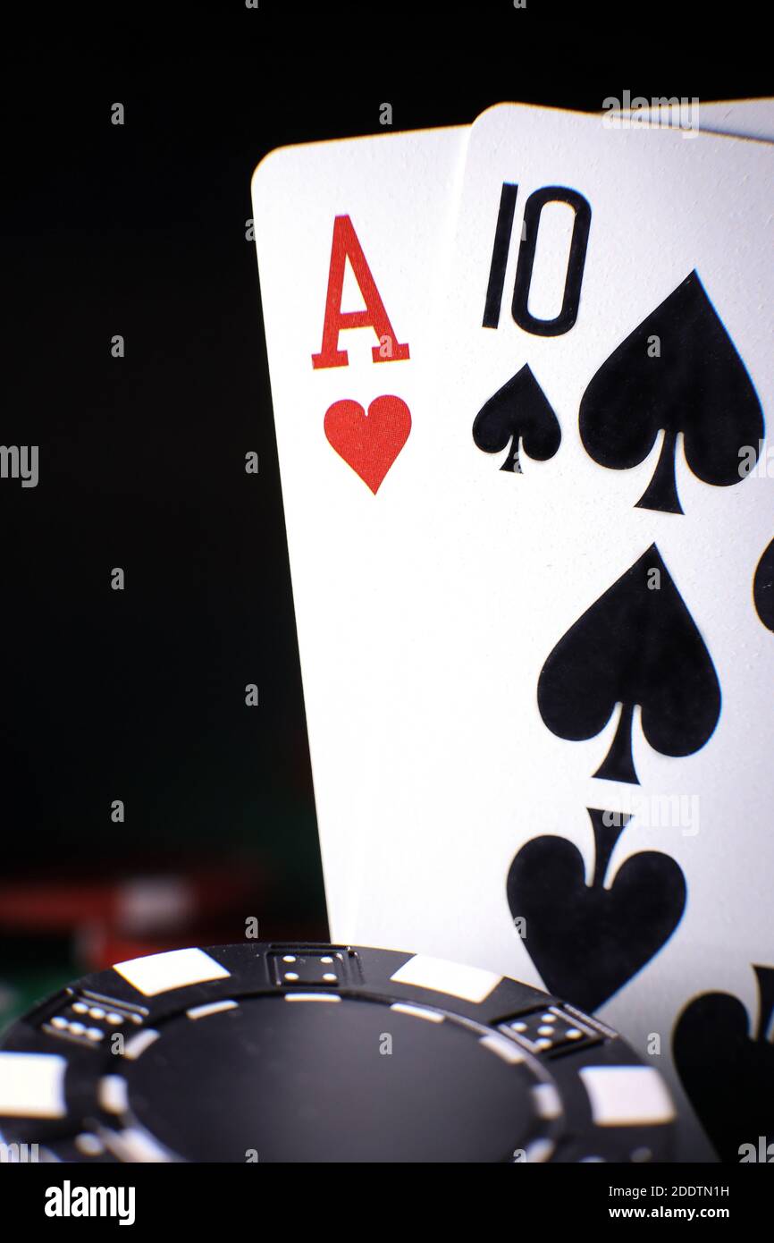 Póker jugando fichas con las cartas de cerca contra el fondo de fondo. .  Juegos de azar en línea. Adicción. Caída de cartas y fichas de póquer  Fotografía de stock - Alamy