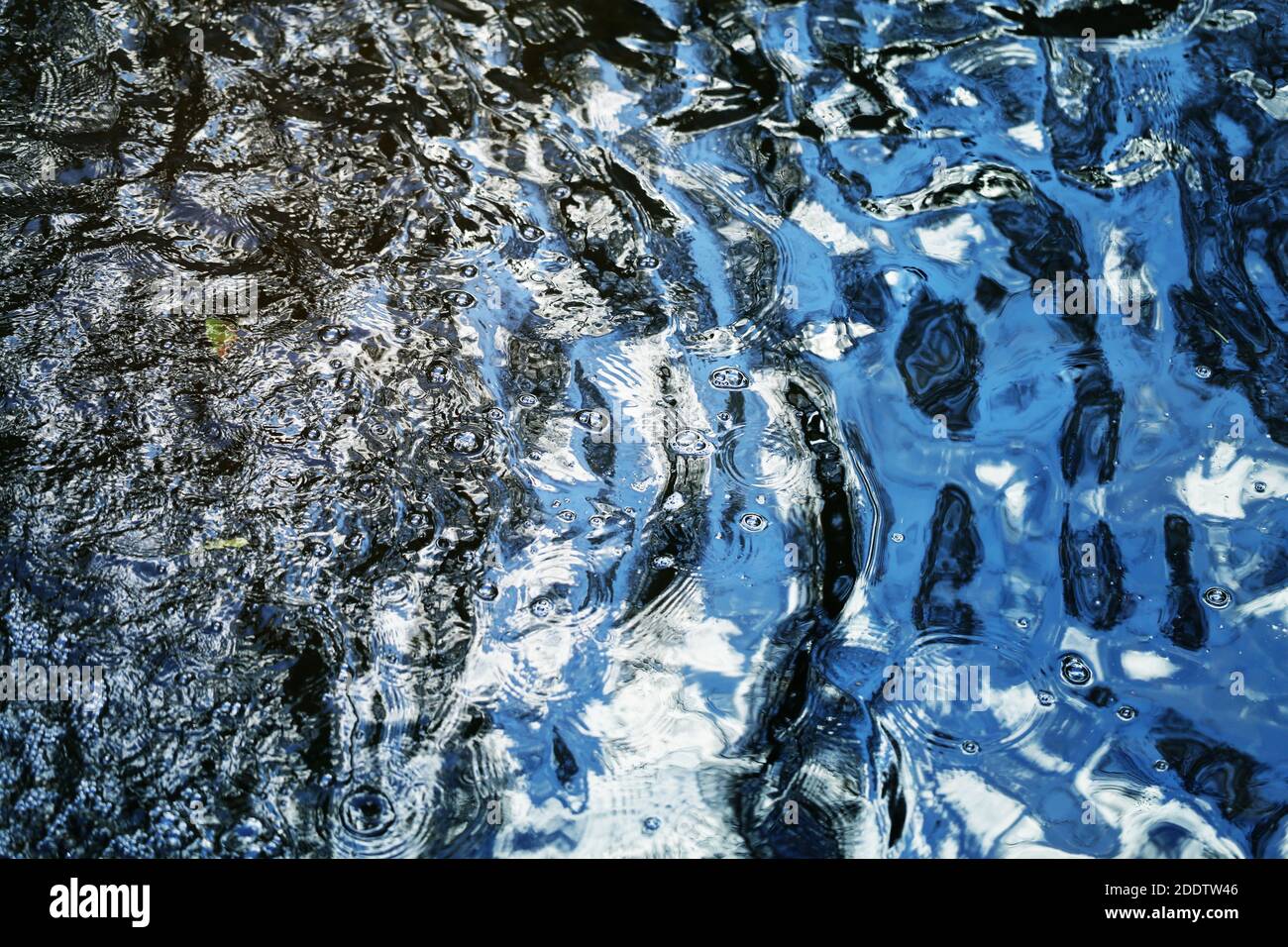 Foto fondo de agua azul brillante en un río de montaña Foto de stock
