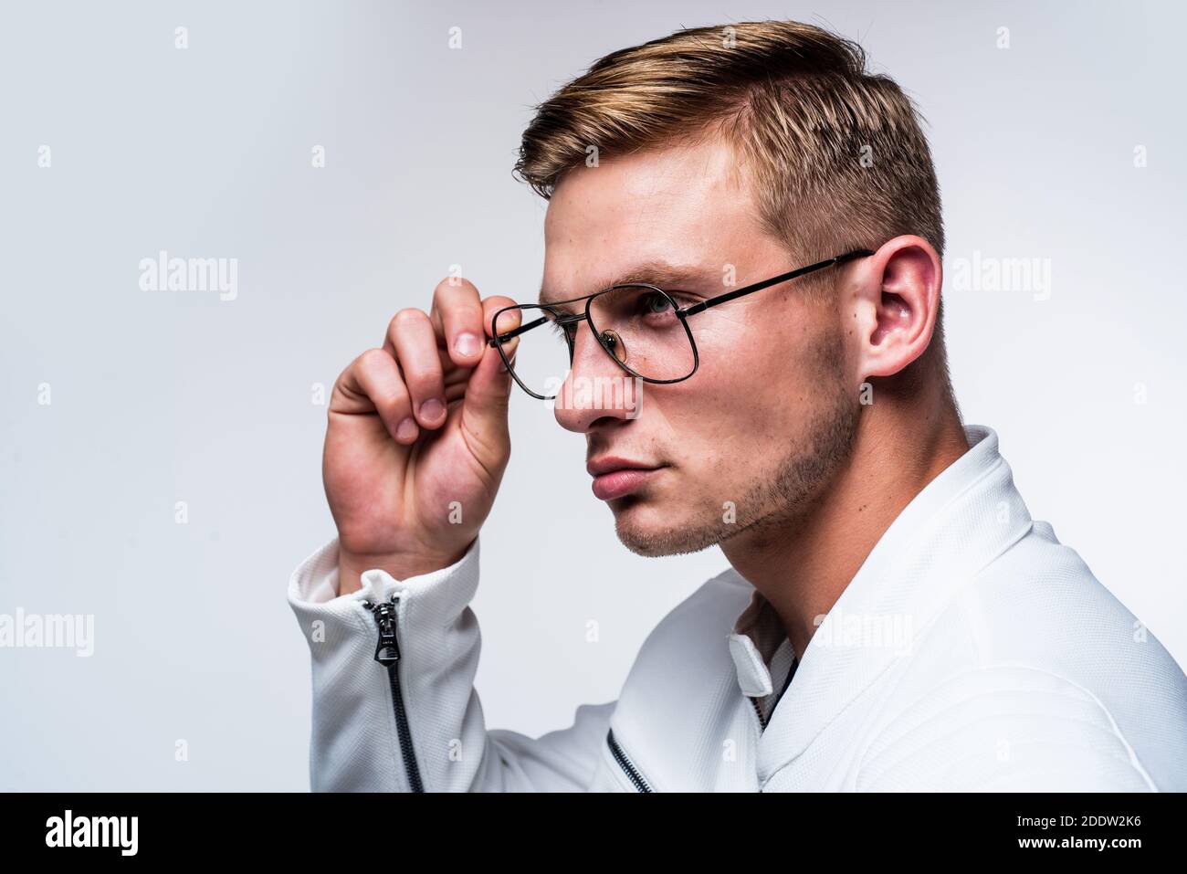 Gafas de moda que quieres usar. Hombre serio fijar gafas aisladas sobre  blanco. Gafas de moda. Corrección de la visión. Lentes correctoras. Ojos  ópticos y oftalmología. Gafas para tu cara Fotografía de
