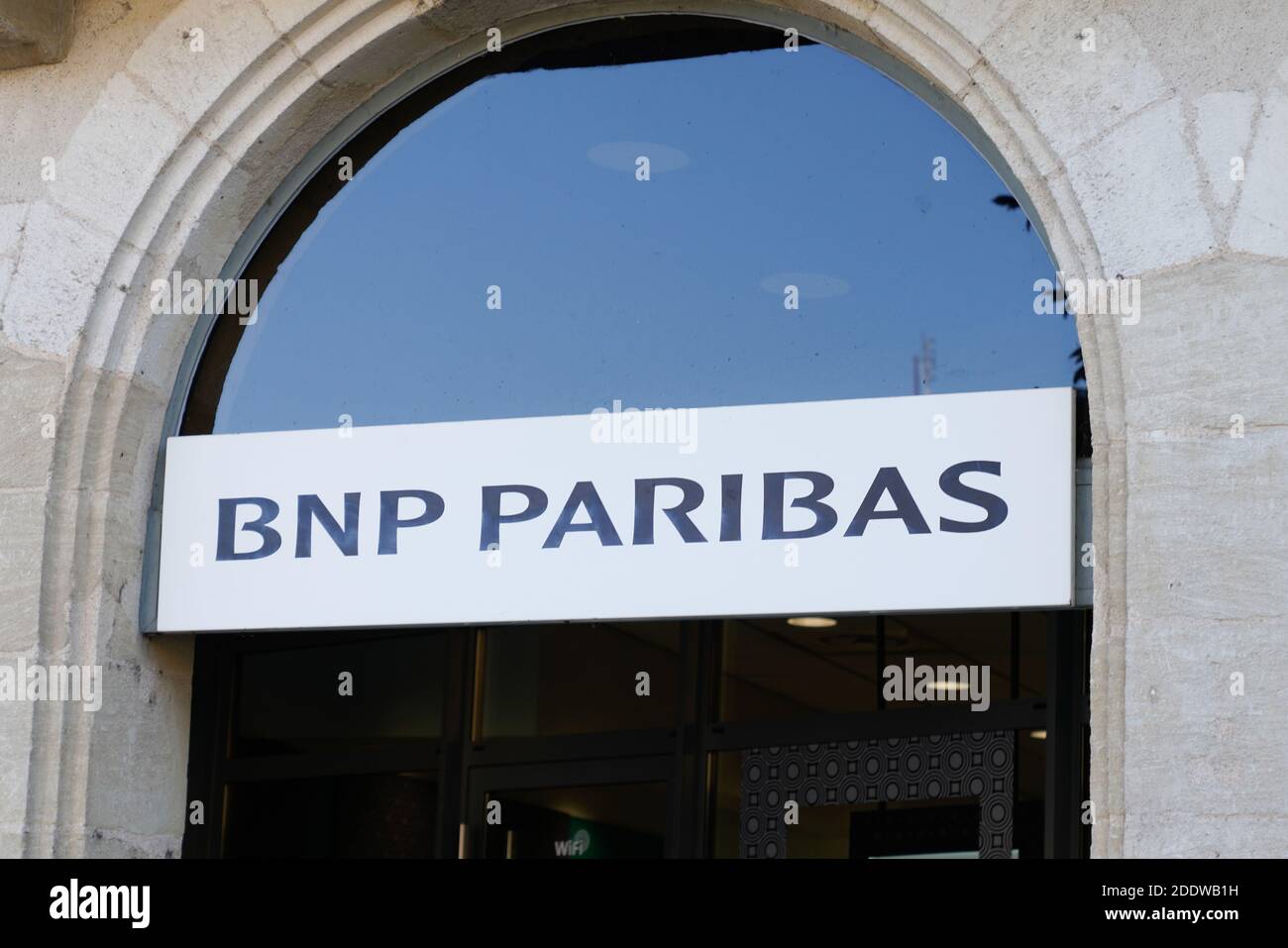 Burdeos , Aquitania / Francia - 11 11 2020 : BNP paribas logotipo y texto signo de la oficina bancaria multinacional francesa Foto de stock