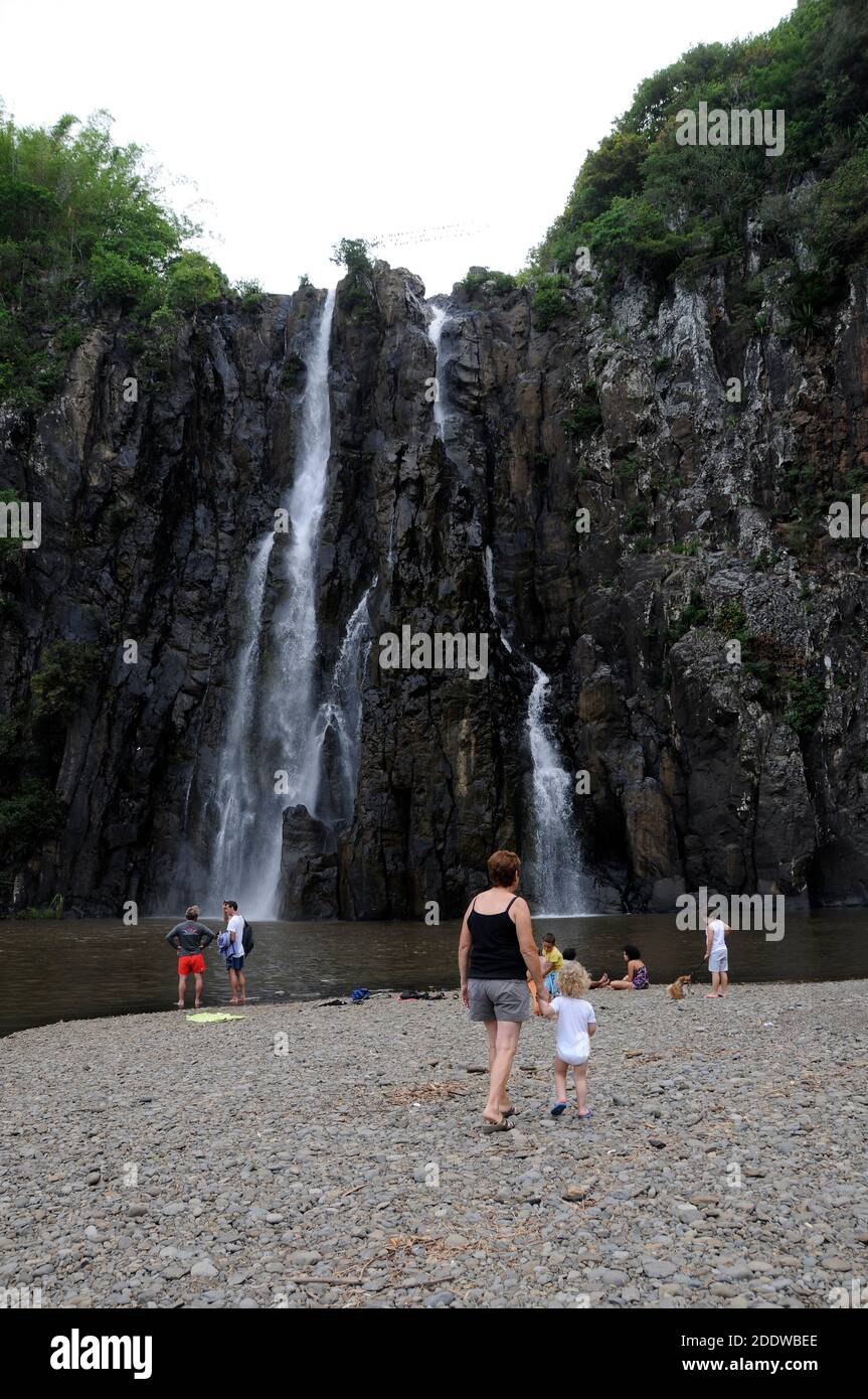 Turismo local en la isla de la Reunión, la cascada del Niágara es un lugar popular para conducir a la orilla del río para caminar y picnic Foto de stock