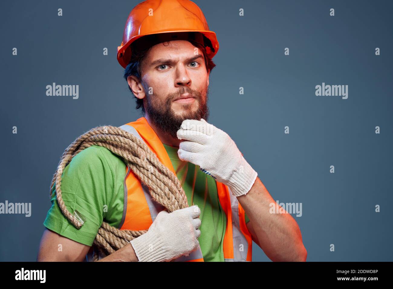 Hombre en la industria de la construcción de uniformes de trabajo vista  recortada Fotografía de stock - Alamy