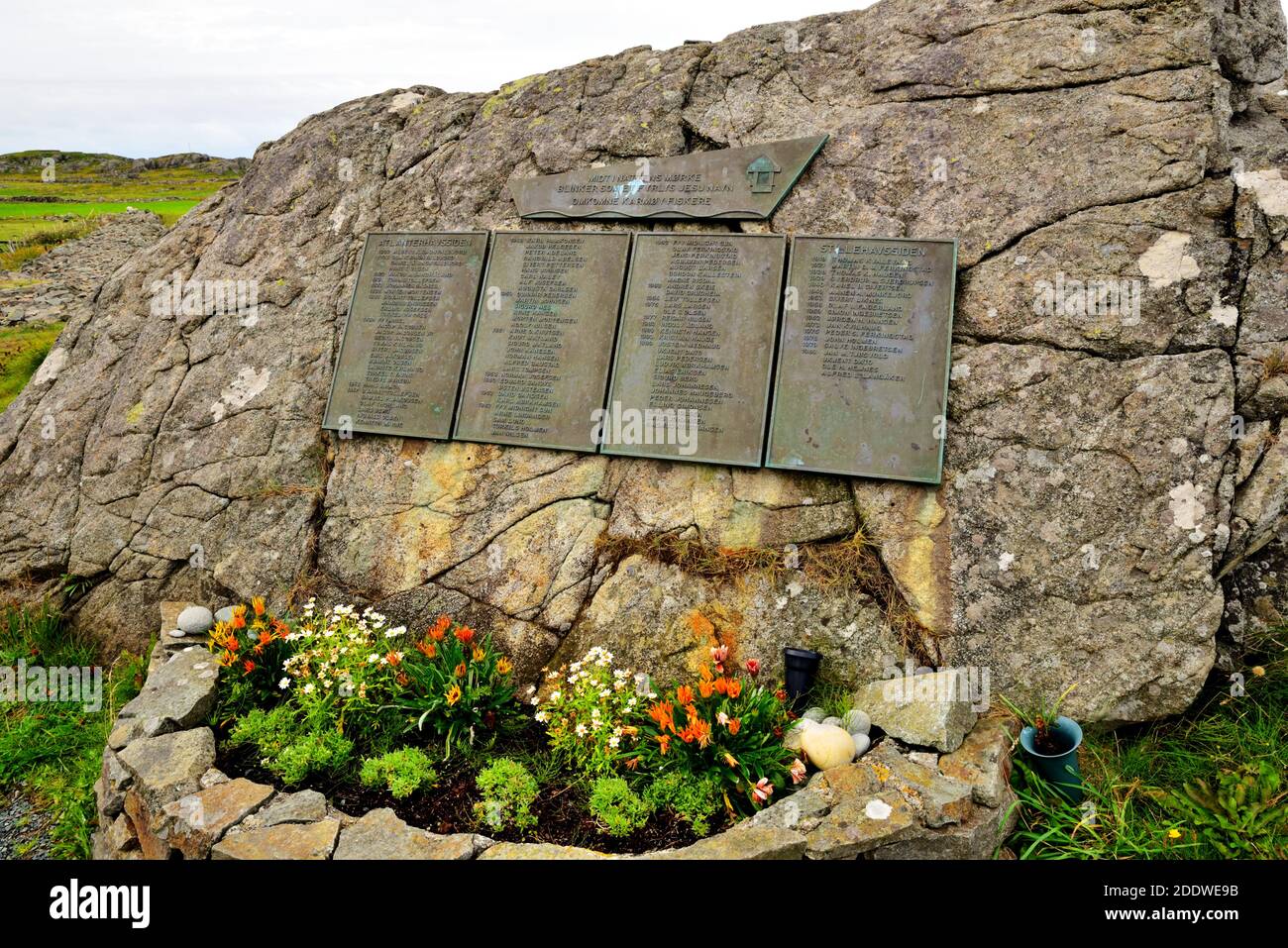 Placa conmemorativa en el monumento conmemorativo a los pescadores de Ferkingstad, Karmoy, Noruega, que conmemora la vida de los pescadores perdidos en aguas americanas. Foto de stock