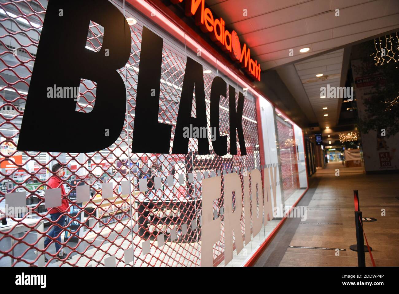 cocodrilo Colectivo estante El Black Friday se anuncia en una tienda de Mediamarkt. Es uno de los  eventos comerciales más importantes del año en España. Este año se espera  una importante disminución de las ventas