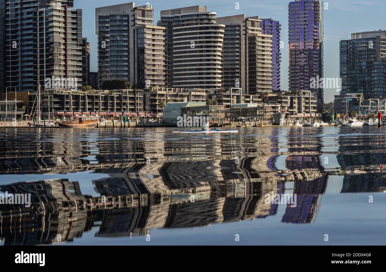 Melbourne Australia : moderna arquitectura de apartamentos en Melbourne Docklands Melbourne. Foto de stock