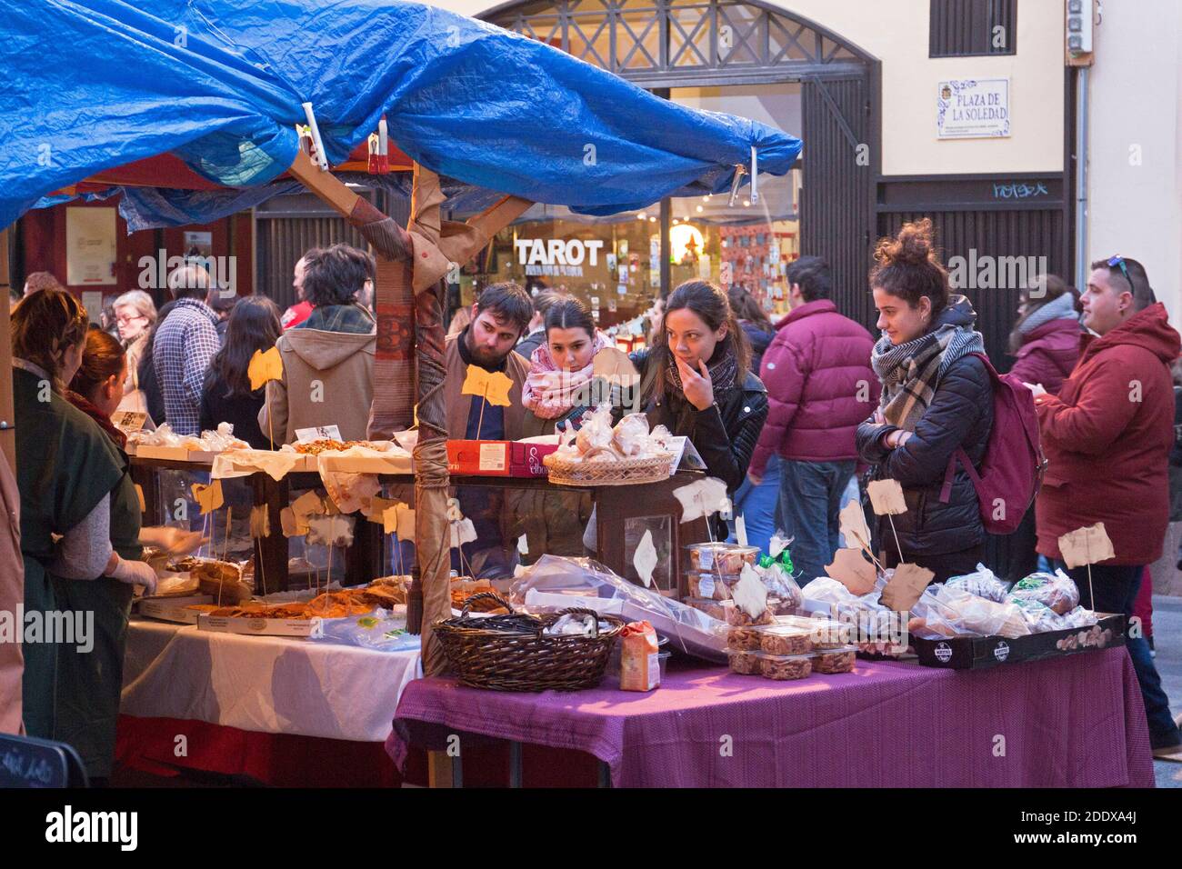El mercado medieval anual celebrado en Orihuela, Alicante, España. Aquí  algunas personas están eligiendo qué deliciosas golosinas comprar en este  puesto de comida artesanal Fotografía de stock - Alamy