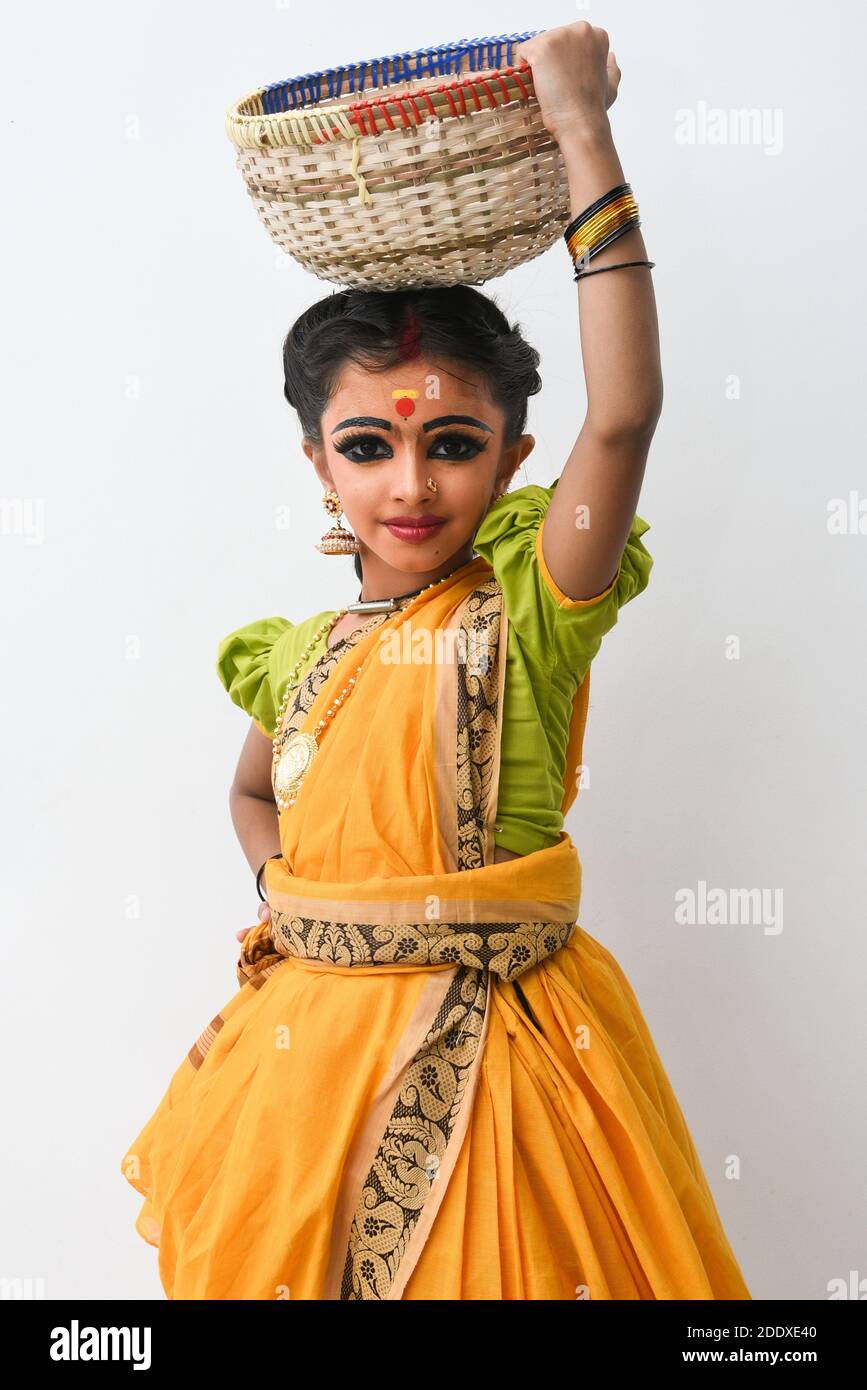 Hermosa niña India niña niña niño con sari o sari como clásico dancerdance posan vestido tradicional para la mujer India Fotografía de stock - Alamy