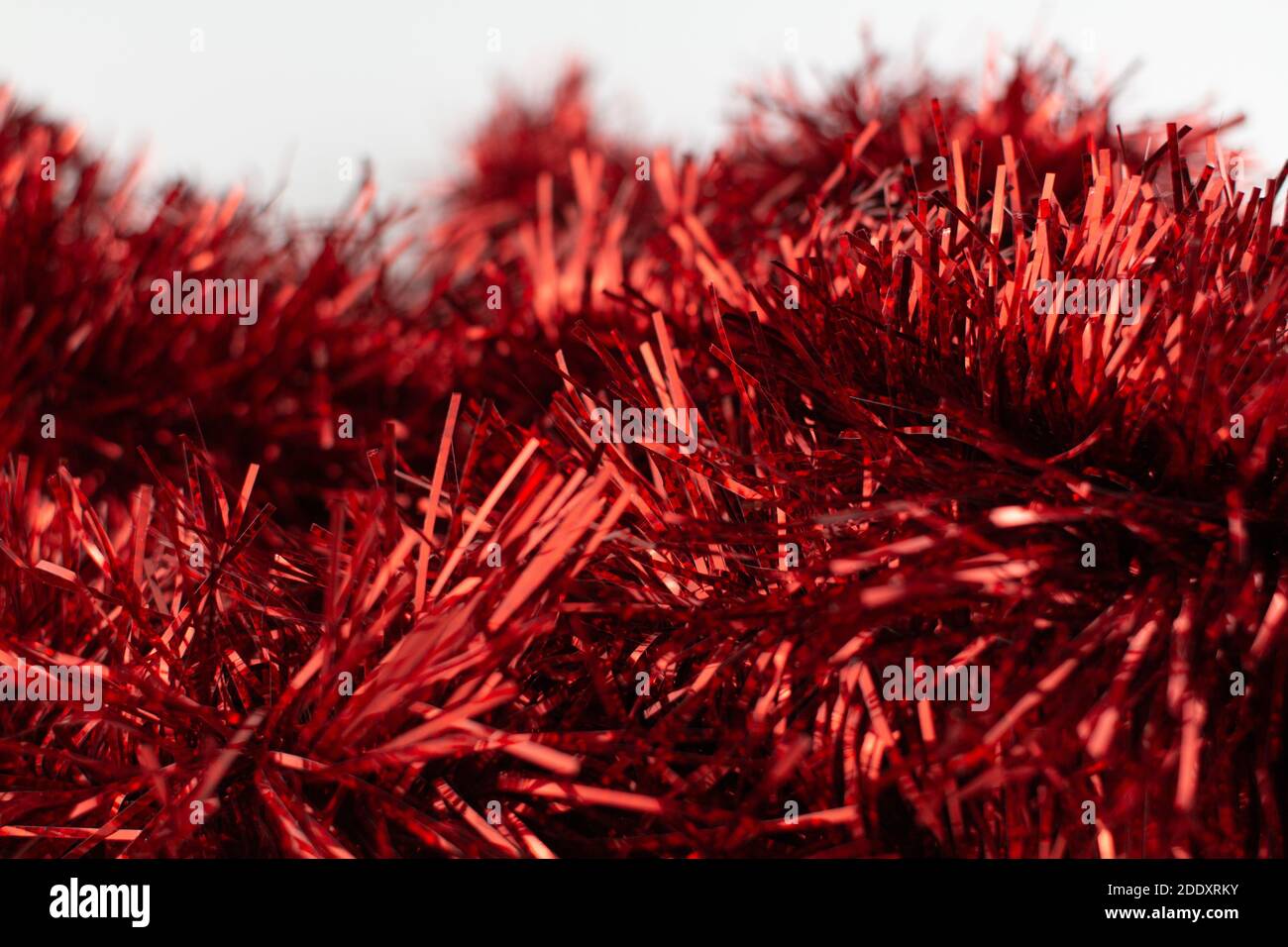 una guirnalda roja para navidad en un fondo de vacaciones Fotografía de  stock - Alamy