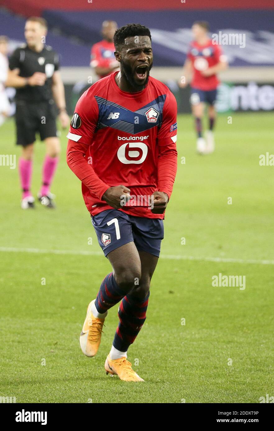 Jonathan Bamba de Lille celebra su gol durante la Liga Europea de la UEFA,  el partido de fútbol del Grupo H entre Lille OSC y AC Milan / LM Fotografía  de stock -