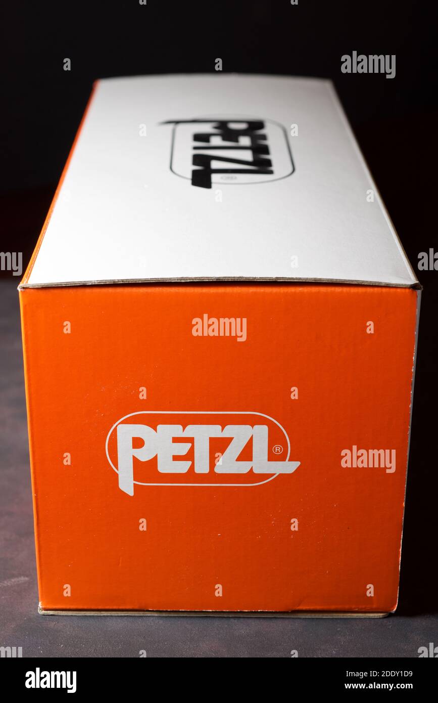 Zaragoza, España - 21 de octubre de 2021: Caja de cartón con el logotipo  del fabricante de equipos deportivos de aventura conocido como Petzl  Fotografía de stock - Alamy