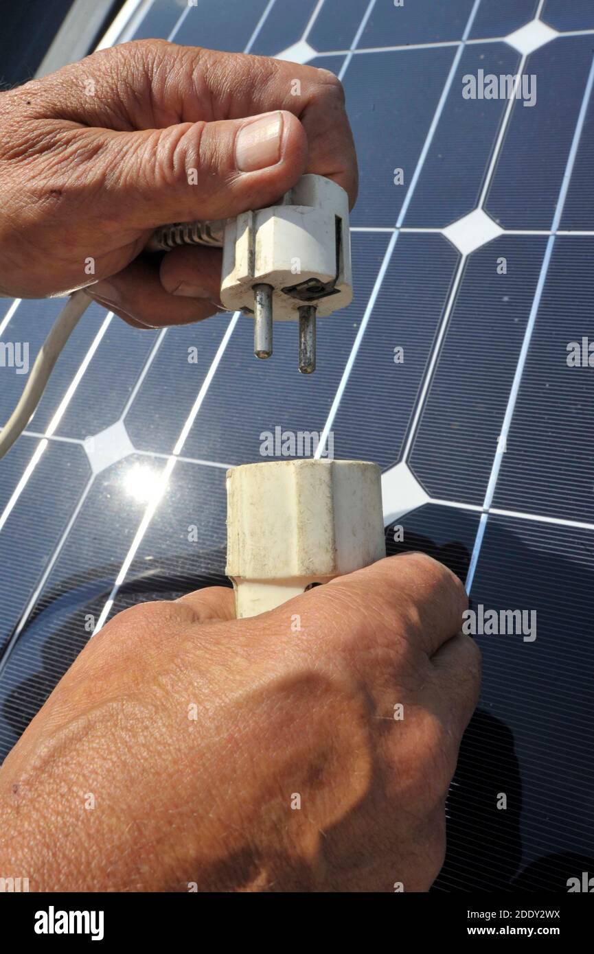 un enchufe y un panel solar, la producción de energía sostenible y  ecológica Fotografía de stock - Alamy