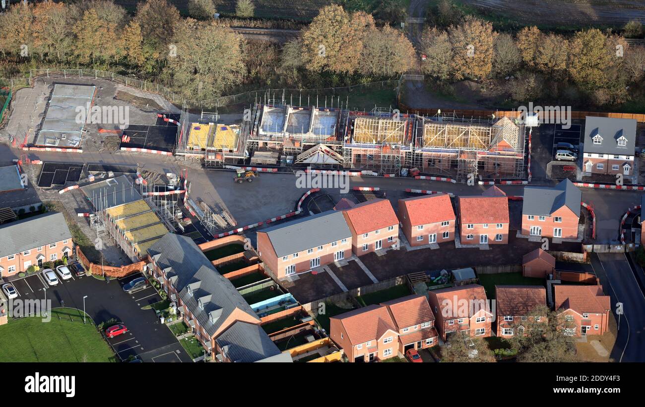 Vista aérea del desarrollo de la vivienda de Taylor Wimpey Albion Lock en Sandbach, Cheshire, Reino Unido Foto de stock